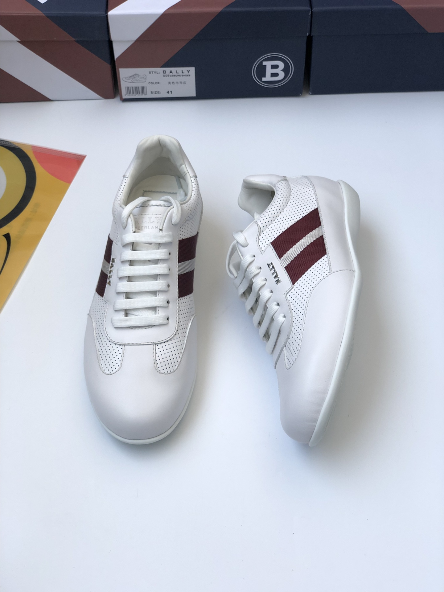 NO:271865,Punched Ball*Bali 2025 counter classic hot sale HALDIN white calfskin Hsllwil casual sports men's shoes   punching design Side trim Bally classic stripe special three-color webbing   matched with three-dimensional hardware letter logo. It uses a thin fragrance TPU rubber sole. It has stronger flexibility and grip. It has original packaging. G leather shoes size: 39/40/41/42/43. Black and white colors,,bally,cowhide19860909冲孔款Ball*巴利2025专柜经典热卖款 HALDIN白色小牛皮Hsllwil休闲运动男鞋 冲孔设计 侧边饰Bally经典stripe专用三色织带 搭配立体五金字母logo 采用纤薄香味TPU橡胶鞋底 柔韧性和抓地力更强 配原包装 G皮鞋码数:39/40/41/42/43 黑白两色,,bally,cowhide,Men's shoes