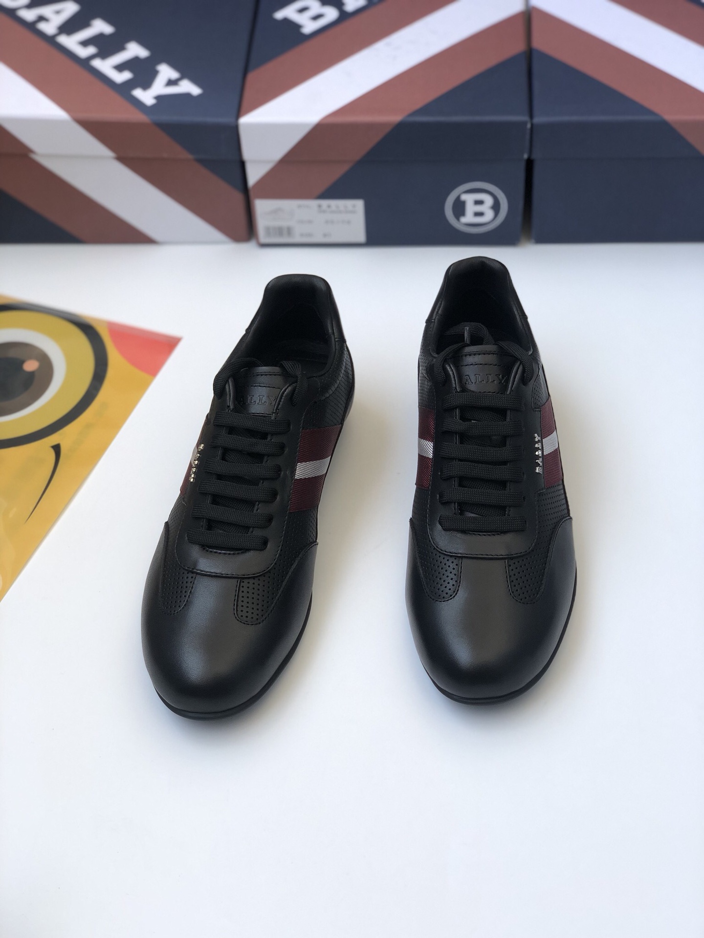 NO:271867,Punched Ball*Bali 2025 counter classic hot sale HALDIN black calfskin Hsllwil casual sports men's shoes   punching design Side trim Bally classic stripe special three-color webbing   matched with three-dimensional hardware letter logo. It uses a thin fragrance TPU rubber sole. It has stronger flexibility and grip. It has original packaging. G leather shoes size: 39/40/41/42/43. Black and white colors,,bally,cowhide19860909冲孔款Ball*巴利2025专柜经典热卖款 HALDIN黑色小牛皮Hsllwil休闲运动男鞋 冲孔设计 侧边饰Bally经典stripe专用三色织带 搭配立体五金字母logo 采用纤薄香味TPU橡胶鞋底 柔韧性和抓地力更强 配原包装 G皮鞋码数:39/40/41/42/43 黑白两色,,bally,cowhide,Men's shoes