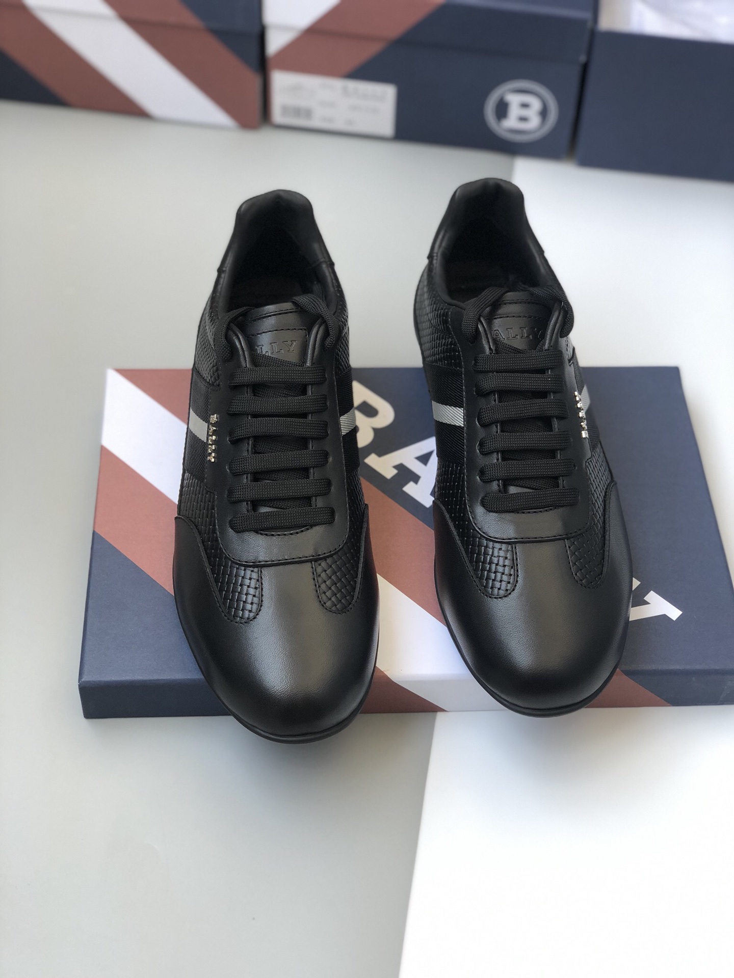 NO:271863,Braided Ball*Bali 2025 counter classic hot sale HALDIN black calfskin Hsllwil casual sports men's shoes   knitted design Side trim Bally classic stripe special three-color webbing   matched with three-dimensional hardware letter logo. It uses a thin fragrance TPU rubber sole. It has stronger flexibility and grip. It has original packaging. G leather shoes size: 39/40/41/42/43 Black,,bally,cowhide19860909编织款Ball*巴利2025专柜经典热卖款 HALDIN黑色小牛皮Hsllwil休闲运动男鞋 编织设计 侧边饰Bally经典stripe专用三色织带 搭配立体五金字母logo 采用纤薄香味TPU橡胶鞋底 柔韧性和抓地力更强 配原包装 G皮鞋码数:39/40/41/42/43 黑色,,bally,cowhide,Men's shoes