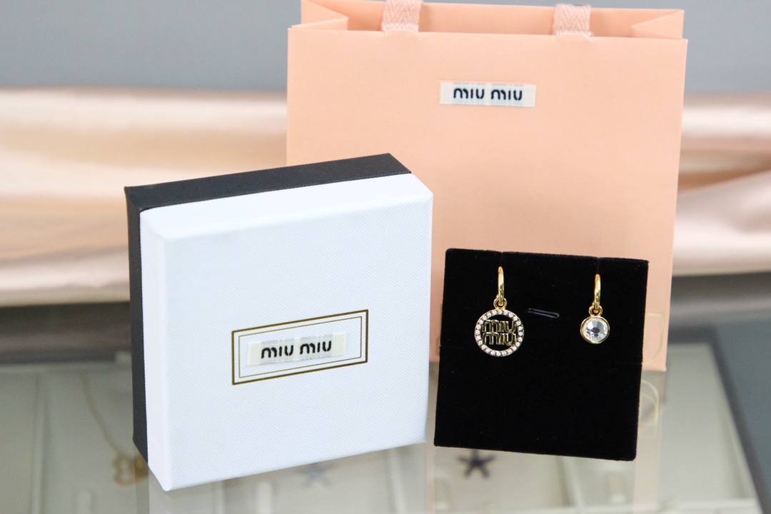批105
👑miumiu 缪缪 质感 字母 钻石💎 耳钉 轻奢小众风格耳环 简约字母 设计感 美感十足 造型设计 珍珠点缀更加小复古时尚 夏日搭配必备单品 太美了 买它🌟 黄金色 耳环