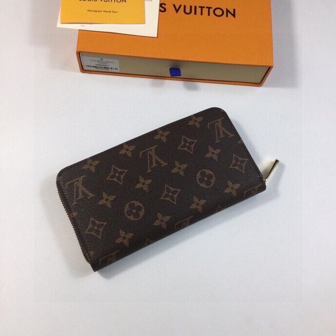 Leather zipper wallet zipper detail