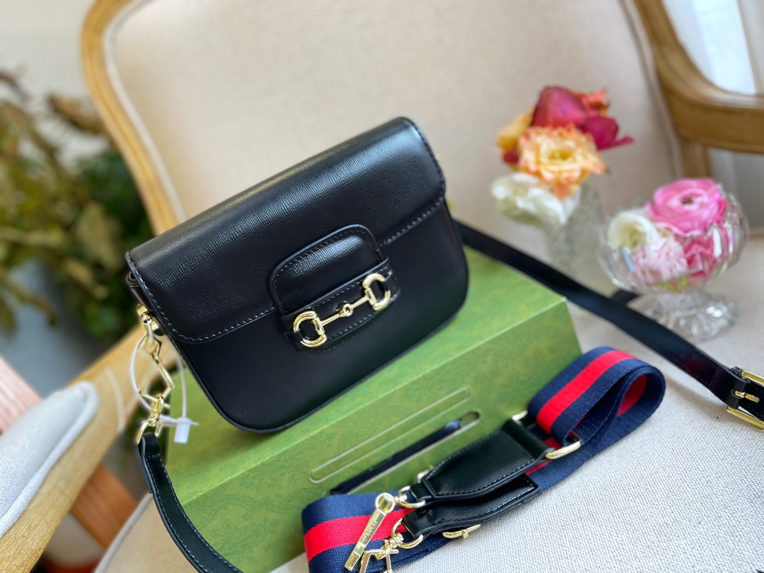 J0 Gucci复古1955马鞍包 我的一见钟情 真的好好看又复古又时髦反正我已经忍不住了哪怕背个几十年依旧复古依旧时髦2022绝对的超级爆款也是倪妮最新街拍背的真的好好看啊名字也很特别，Gucci 1955 Horsebit Bag经典的马衔扣+Monogram+棕色勾边设计，满满的复古调调大家喜欢吗？我真的好喜欢呀～尺寸：22cm