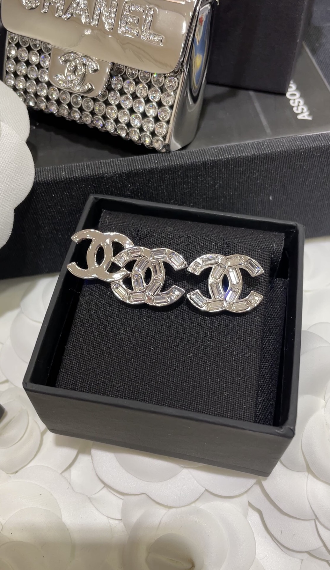 NO:635184,88170, arrived today. 22 super limited edition asymmetric design silver double C earrings. Large Swarovski square diamonds are super sparkling. Wearing them will make you look like a rich and wealthy daughter. Whoever wears it will look good. You will not lose money if you invest in it. Exclusive yb developed the same workmanship material. Brass Swarovski square diamonds, Cartier high-end jewelry.1986090988170,今日到货  22超级限量不对称设计银色双C 耳钉 大颗施华洛方钻超闪 戴上就是妥妥的豪门千金白富美 谁戴谁好看 入股不亏 独家yb开发一样做工材质 黄铜施华洛方钻,,卡迪亚高端饰品,Jewelry