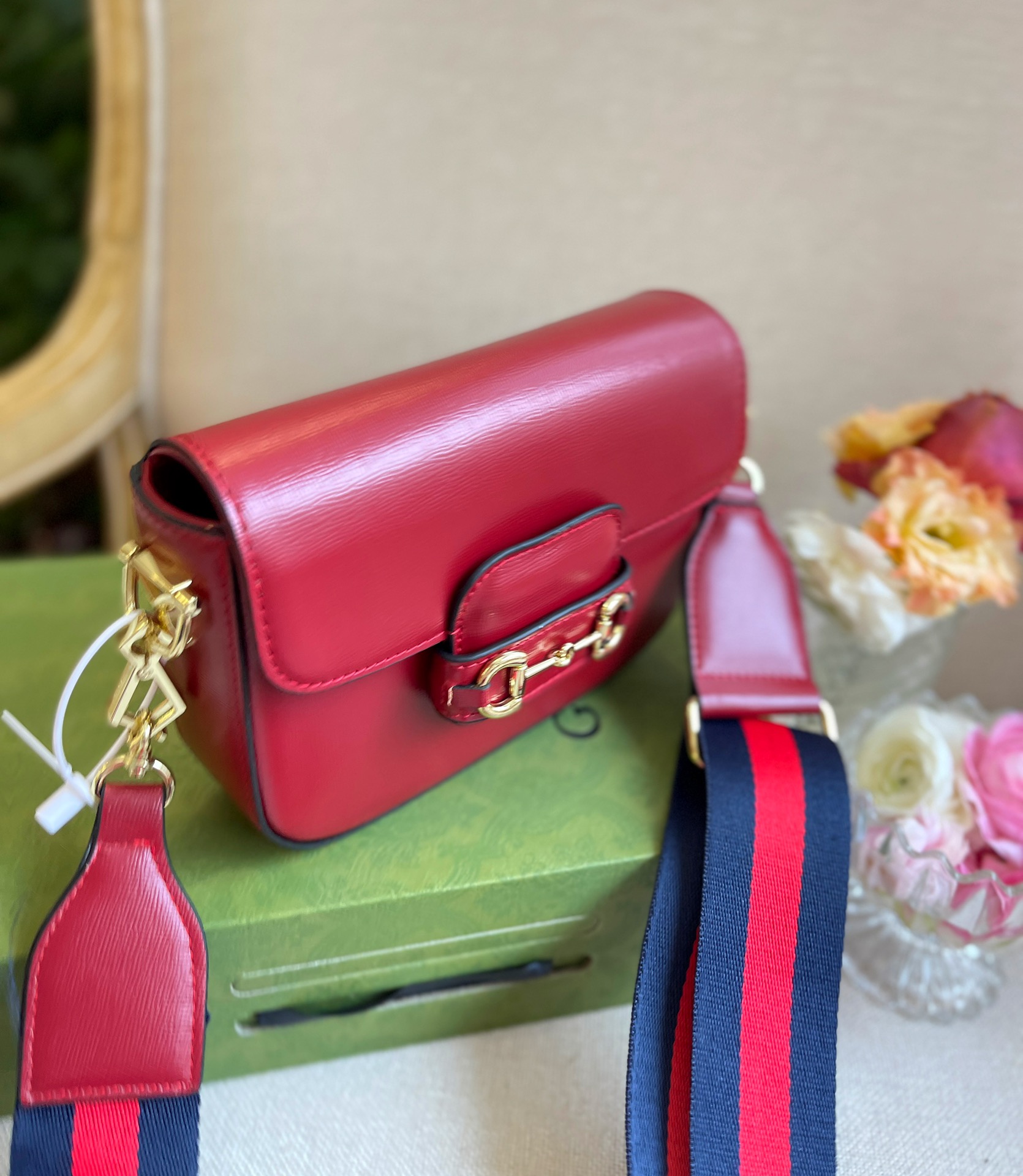 J5 折叠礼盒包装 Gucci复古1955马鞍包 我的一见钟情 真的好好看又复古又时髦反正我已经忍不住了哪怕背个几十年依旧复古依旧时髦2022绝对的超级爆款也是倪妮最新街拍背的真的好好看啊名字也很特别，Gucci 1955 Horsebit Bag经典的马衔扣+Monogram+棕色勾边设计，满满的复古调调大家喜欢吗？我真的好喜欢呀～尺寸：22cm