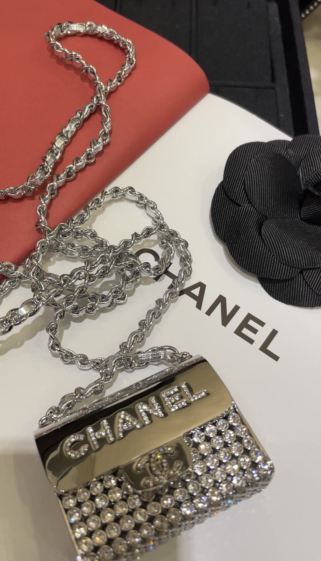 NO:631635,Customized three-digit self-reserved funds are highly recommended for everyone to keep for their own collection. 22P new lettered baby's breath silver CF bag necklace. Purchasing premium 5-digit 30,000. Purchased from ZP customization, brass material, lambskin, Swarovski diamonds. Can be matched with all kinds of clothes and coats. Incomparably cute size. Everyone loves it. So attractive. Complete set of sweater chain belt packaging, jackets & coats, sweaters, necklace, sheepskin, Cardia high-end jewelry19860909定制三位数 自留款超级推荐大家自留收藏级别  22P新款字母满天星银色cf包包项链 代购溢价 5位数3万 购入zp定制,黄铜材质 小羊皮 施华洛钻 搭配各种衣服外套都可 无敌可爱的尺寸 人见人爱 太吸晴了 毛衣链带包装全套,,jackets & coats,sweaters,necklace,sheepskin,卡迪亚高端饰品,Jewelry