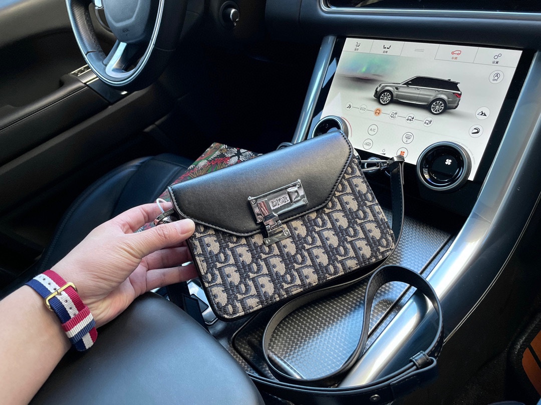 高端货 “ Dior  迪奥 ”单肩包 进口原厂帆布配超纤皮面料 超高清五金logo标志、专用里内里。 超顺滑拉链、油边超平滑、 做工精致每个细节到位 潮男必备款。 配：礼品盒规格20/15/5。220″},”watermark”:”