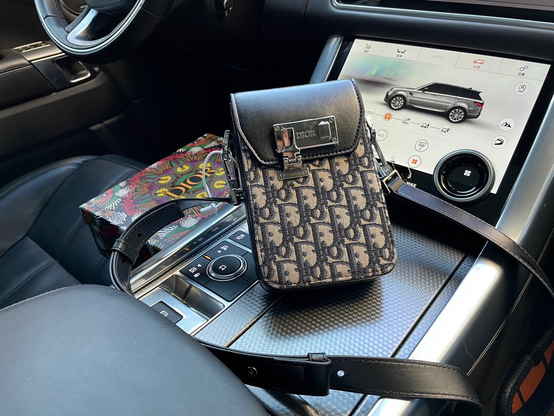 J5 高端货 “ Dior  迪奥 ”单肩包 进口原厂帆布配超纤皮面料 超高清五金logo标志、专用里内里。 超顺滑拉链、油边超平滑、 做工精致每个细节到位 潮男必备款。 配：礼品盒规格12/19/5。p215