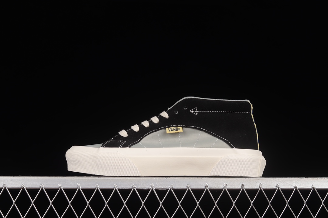 G0 Vans Th Snake Trail Lx 联名款中邦休闲板鞋 VN0A4UWR26M鞋款将生活方式、艺术、音乐和街头时尚文化等注入Vans美学，形成别具个性的青年文化标志