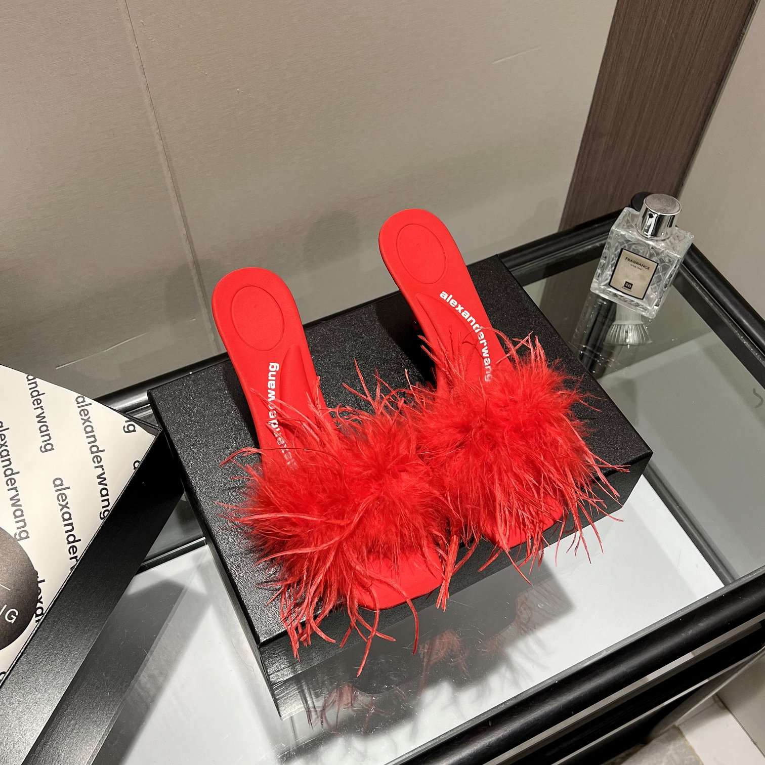 NO:229469,New summer colors!  The most popular ostrich feather in the King Color Series is launched. Alexander Wang, the luxury original 1:1 material for women's luxury goods. The insole with concave and convex feel and massage is paired with glue. The best combination of the most fashionable square head   high elastic injection molding material is the queen!  Classic design, ostrich feather   colorful silk matching, more fashionable!  Update trend!  A popular high-heeled slipper in spring and summer, [Hu] [Hu] Worth owning imported satin upper (black, green, pink, bright red, four colors) [Firecrackers] [Firecrackers] Inner imported sheepskin footbed imported satin heel height 8.0cm sole original Italian imported dyed leather outsole size 35-39 (34.40, 41, 42.43 can be customized), high heels, alexander wang, high heels, slippers, sheepskin, silk fabric, Leather soles19860909夏季色彩新款！大王彩色系列最火爆的鸵鸟毛上市Alexander Wang亚历山大王高跟鞋女士奢侈品原版1:1的材料 凹凸感带按摩的鞋垫配上注胶 Logo 搭配最潮方头 高弹注塑材质女王的绝佳搭配！经典设计,鸵鸟毛 彩丝搭配,更时尚！更新潮！一款春夏火爆的高跟拖鞋,[拥抱][拥抱]值得拥有 鞋面进口绸缎（黑色,绿色,粉色,大红,四个色）[爆竹][爆竹] 内里进口羊皮 垫脚进口绸缎 跟高8.0cm 鞋底原版意大利进口透染真皮大底 码数35-39（34.40,41,42.43可定做）,高跟鞋,alexander wang,high heels,slippers,sheepskin,silk fabric,Leather soles,Women's Shoes