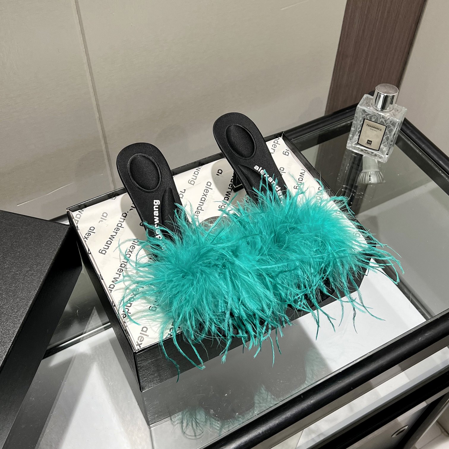 NO:229472,New summer colors!  The most popular ostrich feather in the King Color Series is launched. Alexander Wang, the luxury original 1:1 material for women's luxury goods. The insole with concave and convex feel and massage is paired with glue. The best combination of the most fashionable square head   high elastic injection molding material is the queen!  Classic design, ostrich feather   colorful silk matching, more fashionable!  Update trend!  A popular high-heeled slipper in spring and summer, [Hu] [Hu] Worth owning imported satin upper (black, green, pink, bright red, four colors) [Firecrackers] [Firecrackers] Inner imported sheepskin footbed imported satin heel height 8.0cm sole original Italian imported dyed leather outsole size 35-39 (34.40, 41, 42.43 can be customized), high heels, alexander wang, high heels, slippers, sheepskin, silk fabric, Leather soles19860909夏季色彩新款！大王彩色系列最火爆的鸵鸟毛上市Alexander Wang亚历山大王高跟鞋女士奢侈品原版1:1的材料 凹凸感带按摩的鞋垫配上注胶 Logo 搭配最潮方头 高弹注塑材质女王的绝佳搭配！经典设计,鸵鸟毛 彩丝搭配,更时尚！更新潮！一款春夏火爆的高跟拖鞋,[拥抱][拥抱]值得拥有 鞋面进口绸缎（黑色,绿色,粉色,大红,四个色）[爆竹][爆竹] 内里进口羊皮 垫脚进口绸缎 跟高8.0cm 鞋底原版意大利进口透染真皮大底 码数35-39（34.40,41,42.43可定做）,高跟鞋,alexander wang,high heels,slippers,sheepskin,silk fabric,Leather soles,Women's Shoes