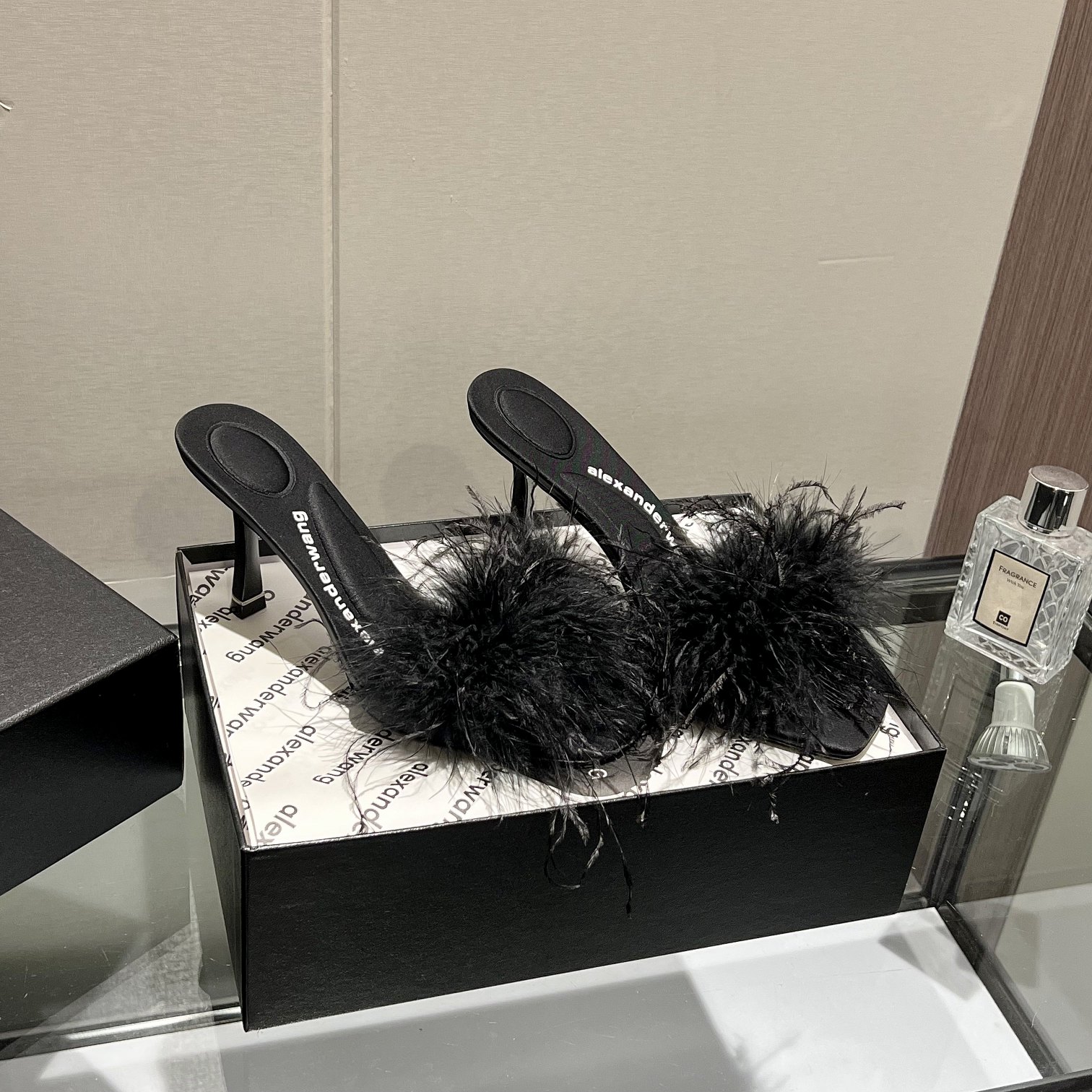 NO:229476,New summer colors!  The most popular ostrich feather in the King Color Series is launched. Alexander Wang, the luxury original 1:1 material for women's luxury goods. The insole with concave and convex feel and massage is paired with glue. The best combination of the most fashionable square head   high elastic injection molding material is the queen!  Classic design, ostrich feather   colorful silk matching, more fashionable!  Update trend!  A popular high-heeled slipper in spring and summer, [Hu] [Hu] Worth owning imported satin upper (black, green, pink, bright red, four colors) [Firecrackers] [Firecrackers] Inner imported sheepskin footbed imported satin heel height 8.0cm sole original Italian imported dyed leather outsole size 35-39 (34.40, 41, 42.43 can be customized), high heels, alexander wang, high heels, slippers, sheepskin, silk fabric, Leather soles19860909夏季色彩新款！大王彩色系列最火爆的鸵鸟毛上市Alexander Wang亚历山大王高跟鞋女士奢侈品原版1:1的材料 凹凸感带按摩的鞋垫配上注胶 Logo 搭配最潮方头 高弹注塑材质女王的绝佳搭配！经典设计,鸵鸟毛 彩丝搭配,更时尚！更新潮！一款春夏火爆的高跟拖鞋,[拥抱][拥抱]值得拥有 鞋面进口绸缎（黑色,绿色,粉色,大红,四个色）[爆竹][爆竹] 内里进口羊皮 垫脚进口绸缎 跟高8.0cm 鞋底原版意大利进口透染真皮大底 码数35-39（34.40,41,42.43可定做）,高跟鞋,alexander wang,high heels,slippers,sheepskin,silk fabric,Leather soles,Women's Shoes