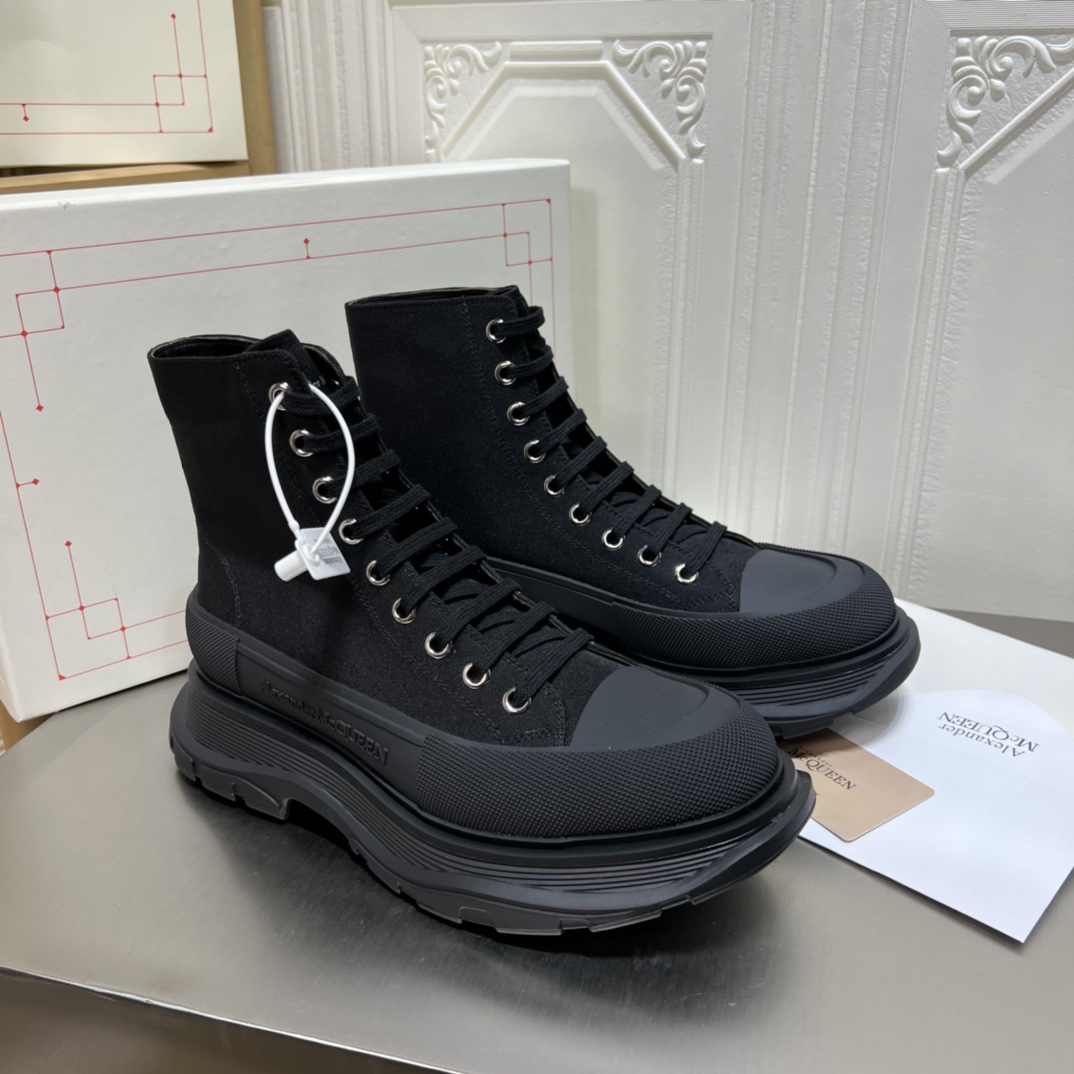 K5 高版本Mc Queen  麦昆 Alexander McQueen 情侣鞋2022ss春款首发‼️正确原版组合大底，秒杀一切市场垃圾版面。鞋子独特的个性增加十足的魅力，上脚超有风范 ⚠鞋面采用定制原版帆布。色泽温润。🔸内里垫脚采用进口山羊皮。柔韧性十足圆头的设计让脚趾得到完全的释放🥰摆脱鞋子原本的压迫感🔸大底采用原版开模，几层大底组合工艺复杂，技术要求精益。超轻超级舒适超下血本的❤️ 🔸 🔸