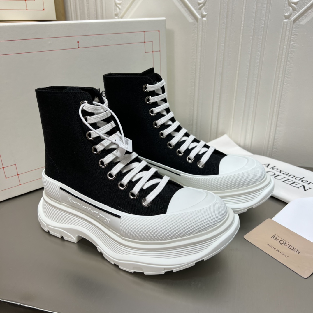 K5 高版本Mc Queen  麦昆 Alexander McQueen 情侣鞋2022ss春款首发‼️正确原版组合大底，秒杀一切市场垃圾版面。鞋子独特的个性增加十足的魅力，上脚超有风范 ⚠鞋面采用定制原版帆布。色泽温润。🔸内里垫脚采用进口山羊皮。柔韧性十足圆头的设计让脚趾得到完全的释放🥰摆脱鞋子原本的压迫感🔸大底采用原版开模，几层大底组合工艺复杂，技术要求精益。超轻超级舒适超下血本的❤️ 🔸 🔸