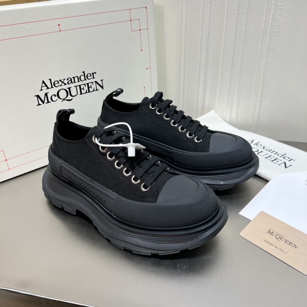 K0 高版本Mc Queen  麦昆 Alexander McQueen 情侣鞋2022ss春款首发‼️正确原版组合大底，秒杀一切市场垃圾版面。鞋子独特的个性增加十足的魅力，上脚超有风范 ⚠鞋面采用定制原版帆布。色泽温润。🔸内里垫脚采用进口山羊皮。柔韧性十足圆头的设计让脚趾得到完全的释放🥰摆脱鞋子原本的压迫感🔸大底采用原版开模，几层大底组合工艺复杂，技术要求精益。超轻超级舒适超下血本的❤️ 🔸 🔸