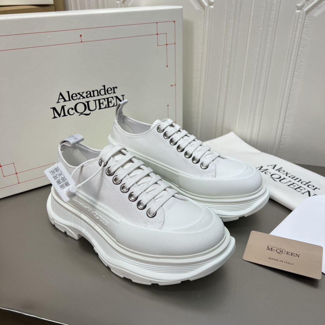 K0 高版本Mc Queen  麦昆 Alexander McQueen 情侣鞋2022ss春款首发‼️正确原版组合大底，秒杀一切市场垃圾版面。鞋子独特的个性增加十足的魅力，上脚超有风范 ⚠鞋面采用定制原版帆布。色泽温润。🔸内里垫脚采用进口山羊皮。柔韧性十足圆头的设计让脚趾得到完全的释放🥰摆脱鞋子原本的压迫感🔸大底采用原版开模，几层大底组合工艺复杂，技术要求精益。超轻超级舒适超下血本的❤️ 🔸 🔸