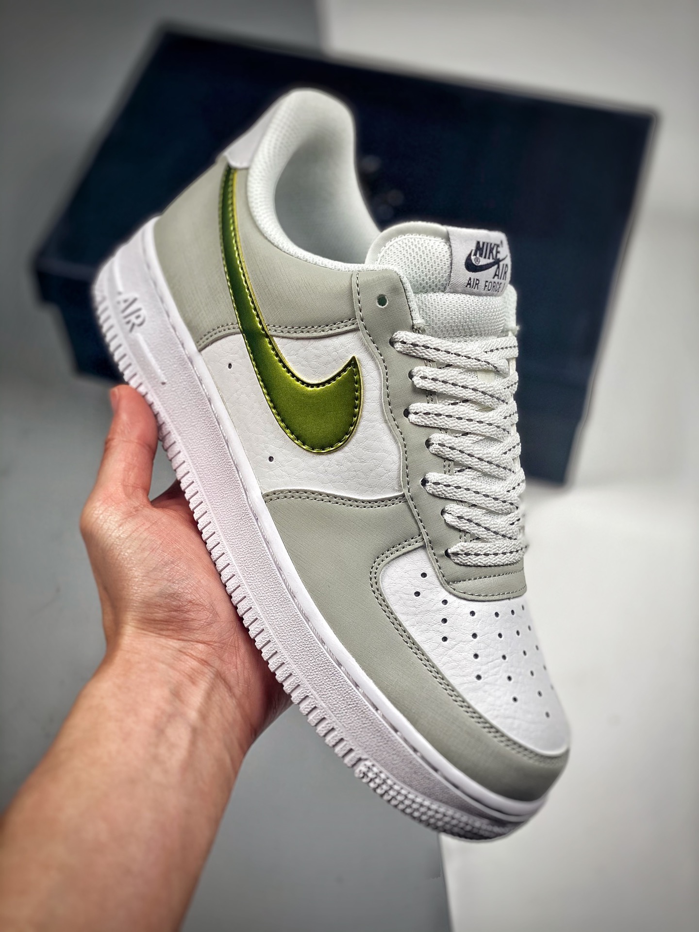 Nike Air Force 1 blanco y dorado, horma original, plantilla original, crea el estilo auténtico de Air Force, enfocado e…