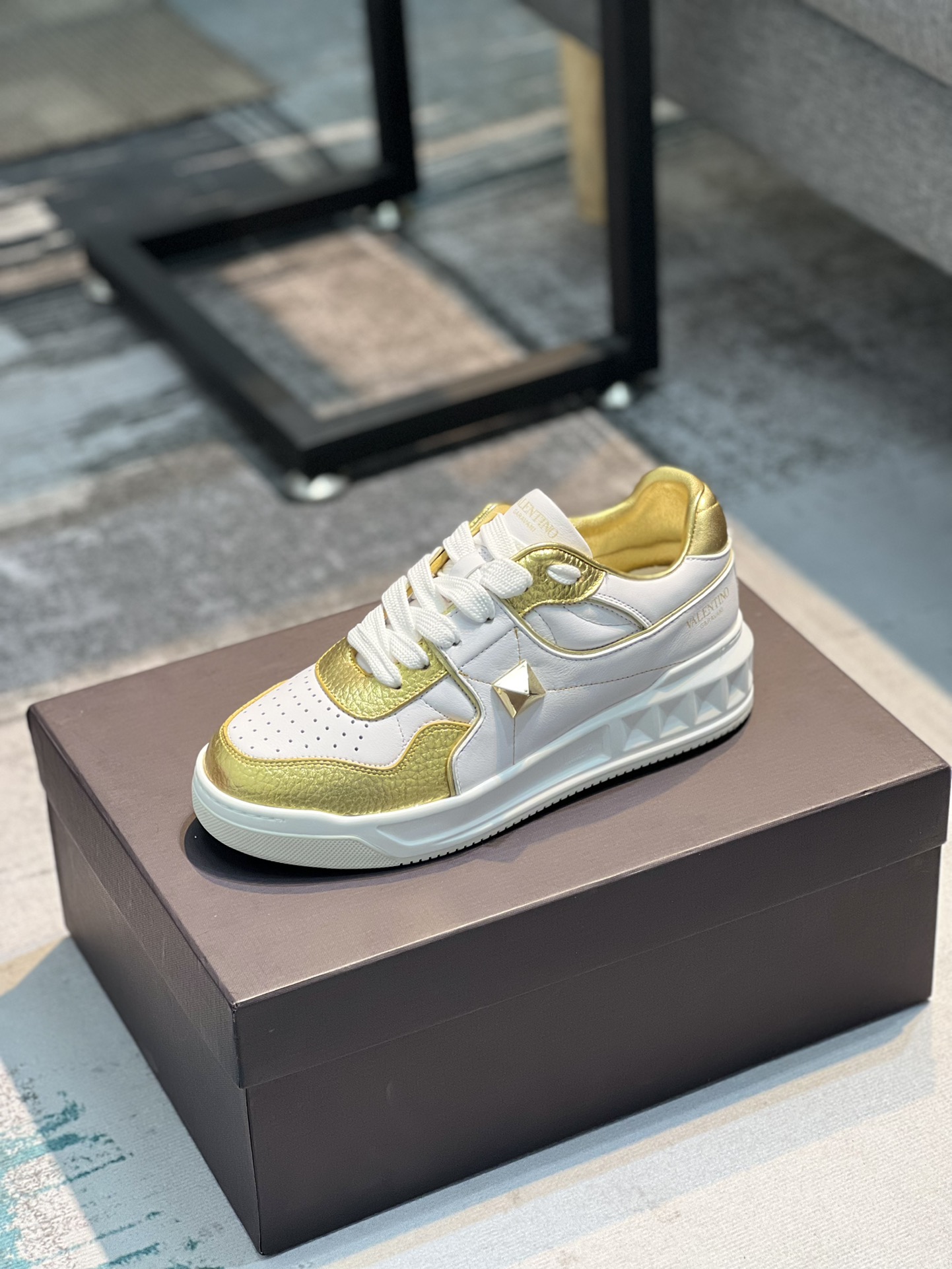 K5 VALENTINO华伦天奴2022 最新时装周走秀款，顶级版本，原版1:1套楦，面料采用头层荔枝纹牛皮+超软牛皮，牛皮内里+原版垫脚，配超轻TPU吸膜大底。经典拼色.时尚百搭女码：35-40，男码：39-44，45🉑️定做～