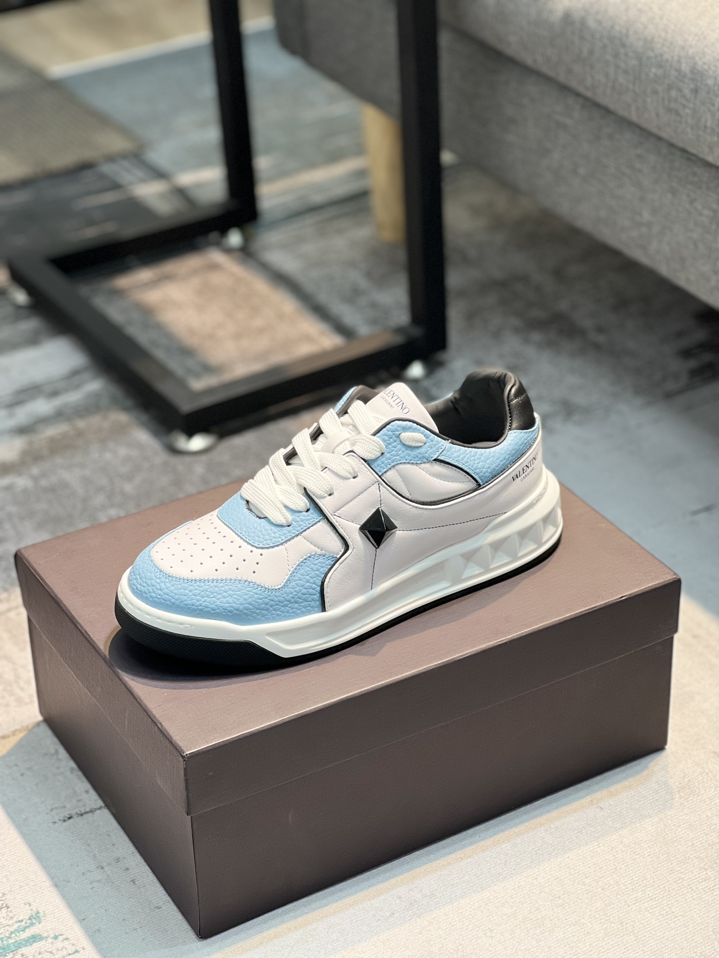 K5 VALENTINO华伦天奴2022 最新时装周走秀款，顶级版本，原版1:1套楦，面料采用头层荔枝纹牛皮+超软牛皮，牛皮内里+原版垫脚，配超轻TPU吸膜大底。经典拼色.时尚百搭女码：35-40，男码：39-44，45🉑️定做～