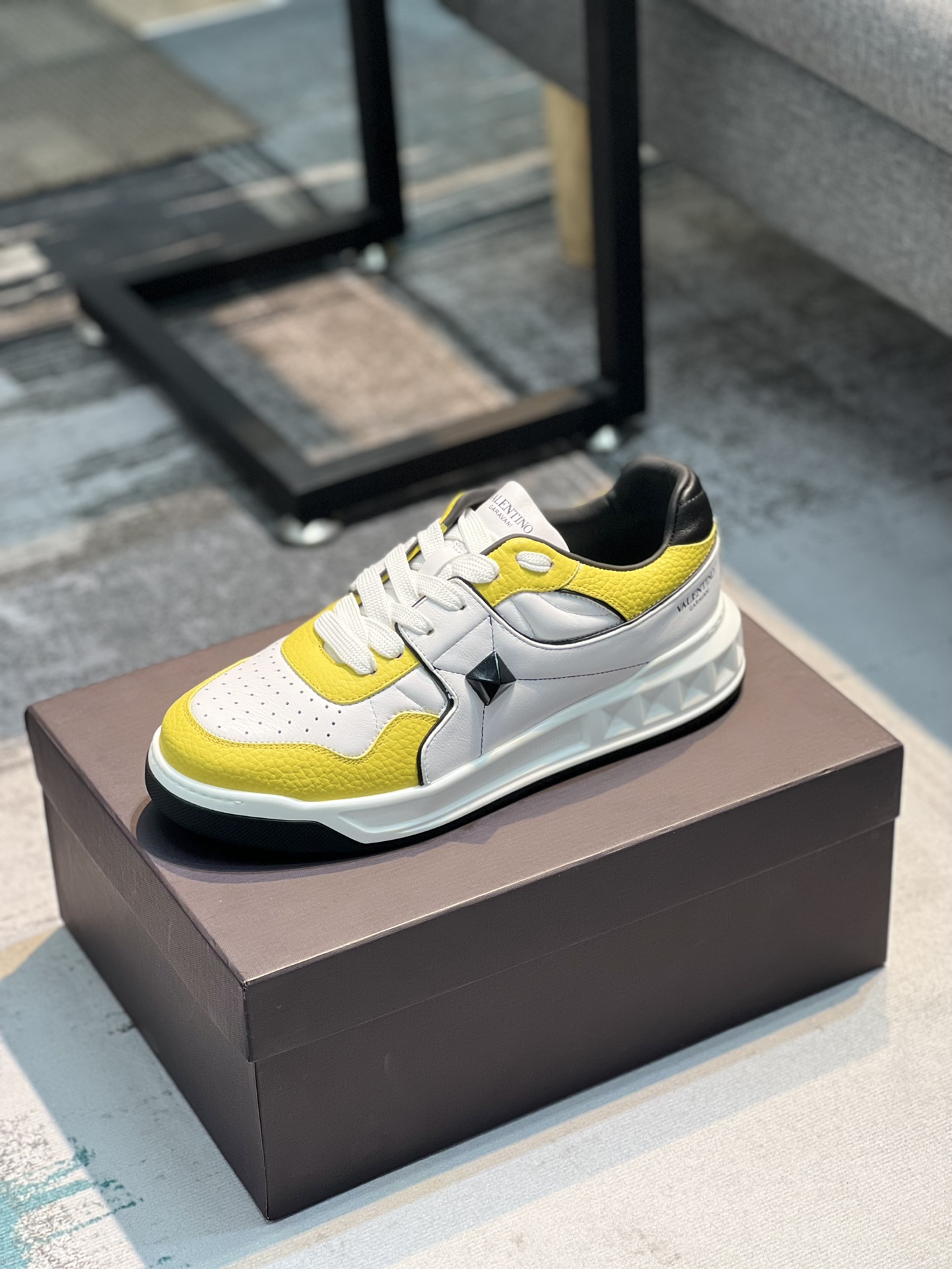 K5 VALENTINO华伦天奴2022 最新时装周走秀款，顶级版本，原版1:1套楦，面料采用头层荔枝纹牛皮+超软牛皮，牛皮内里+原版垫脚，配超轻TPU吸膜大底。经典拼色.时尚百搭女码：35-40，男码：39-44，45🉑️定做～