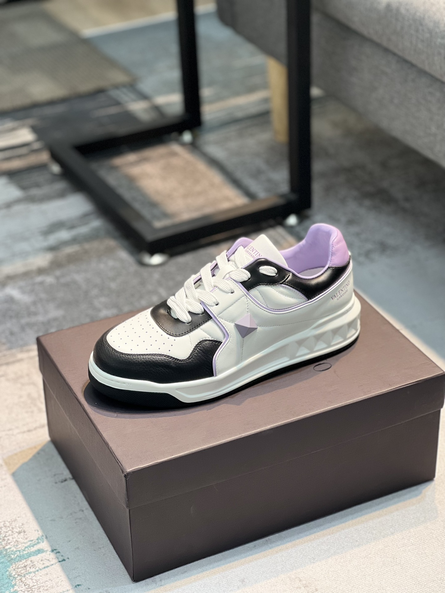 K5 VALENTINO华伦天奴2022 最新时装周走秀款，顶级版本，原版1:1套楦，面料采用头层荔枝纹牛皮+超软牛皮，牛皮内里+原版垫脚，配超轻TPU吸膜大底。经典拼色.时尚百搭女码：35-40，男码：39-44，45🉑️定做～