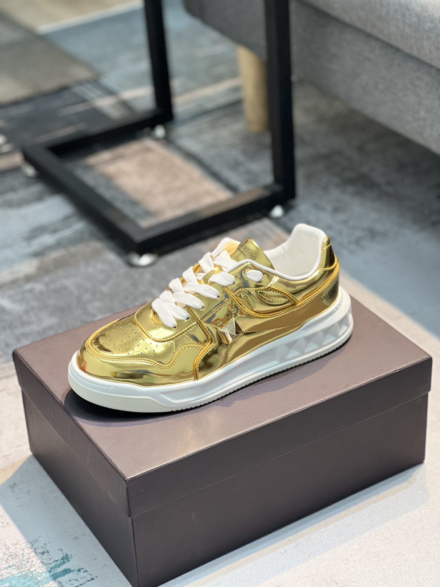 K5 VALENTINO华伦天奴2022 最新时装周走秀款，顶级版本，原版1:1套楦，面料采用头层荔枝纹牛皮+超软牛皮，牛皮内里+原版垫脚，配超轻TPU吸膜大底。经典拼色.时尚百搭女码：35-40，男码：39-44，45🉑️定做～