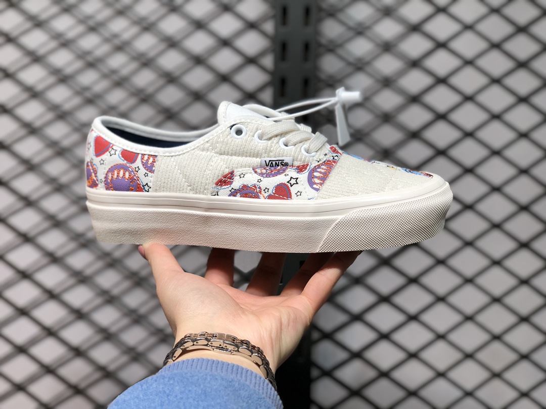 G0 正确版带刺绣【小红书爆款】2022Vans安纳海姆小白鞋 正确版 带刺绣 VANS Authentic 44 DX安纳海姆彩色图案印花刺绣灯芯绒拼接帆布鞋VN0A54F98FK 经典的安纳海姆鞋型，彩色图案印花加笑脸刺绣，细节拉满。满满的少女心，让你秒变小仙女。小红书爆款 得物(毒)推荐纯原1:1真标原厂硫化工艺官方