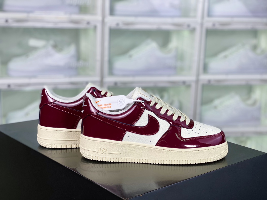 G0 男女鞋真标带半码升级原楦数据开发版型采用硬质移膜漆皮革材质内置全掌Air Sole气垫AF1诞生40周年狠货好多,全新罗马配色耐克Nike WMNS Air Force 1 Low “Dark Beetroot/Roman”空军一号经典高帮百搭休闲运动板鞋“拼色米白酒红漆皮”DQ8583- F5