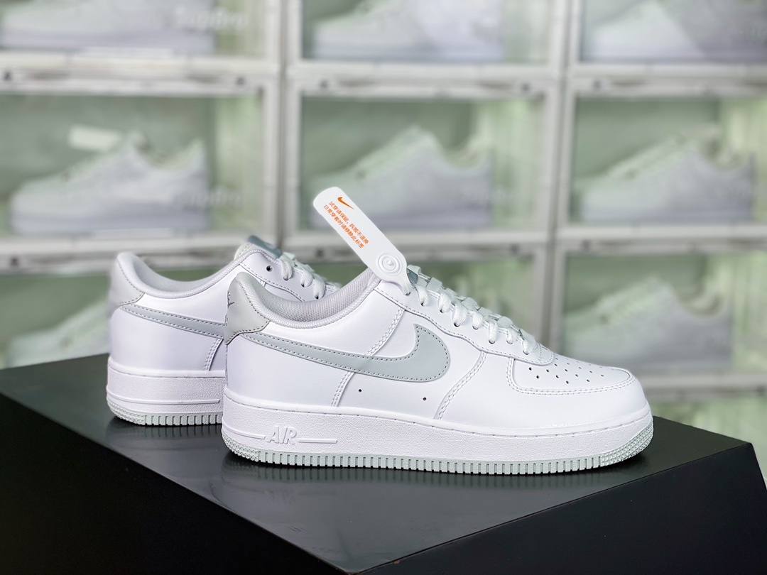G0 男女鞋真标带半码原楦原纸版数据开发版型采用硬质荔枝纹牛培皮革鞋面材质内置全掌air sole气垫官方新色，耐克Nike Air Force 1’07 Low GS”White/Photon Dust”空军一号经典低帮百搭休闲运动板鞋“皮革白烟灰雾霾钩子”DC2911- F5