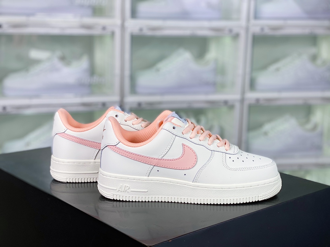 H0 男女鞋真标带半码升级原楦数据开发版型采用软质荔枝纹牛剖皮革鞋面材质内置全掌air sole气垫夏季穿搭神器，耐克Nike Wmns Air Force 1’07 Low”White/Cherry Blosso Pink”空军一号经典低帮百搭休闲运动板鞋“米白白樱花浅粉”CQ5059-106