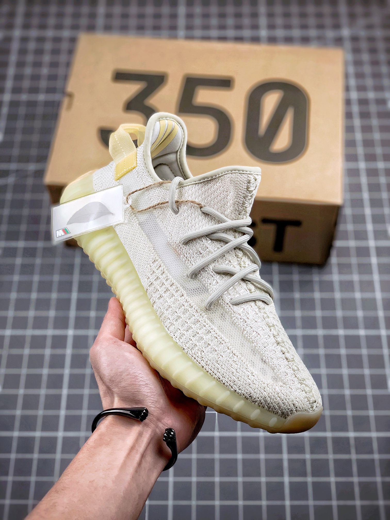 Yeezy 350 Boost V2"Light" GY3438
# # 3M # # V2 # # # 2.3G-4A+ Taglia 36 36.5 37 38 38.5 39 40 40.5 41 42 43 44 44.5 45 46