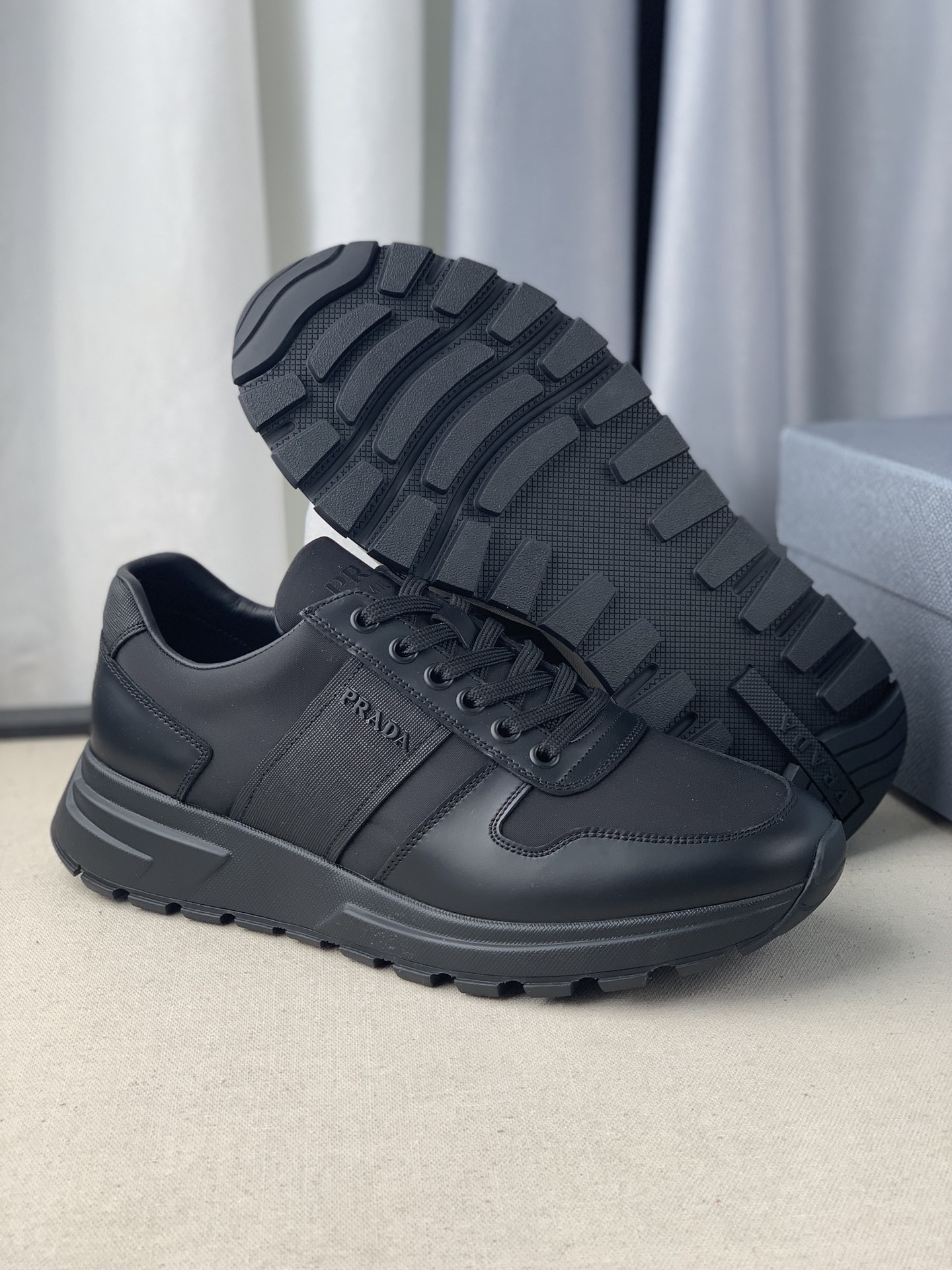 NO:272588,RADA update arrives, counter synchronization. This sneaker is made of Nevada leather and rada nylon, which is quite 1990s style. The shoes are equipped with a unique concave and concave patterned rubber sole, highlighting the characteristics. Black imported napa leather with special cloth normal code 39 40 41 42 43 44 Code 038550,,prada,sneakers19860909RADA更新到货 专柜同步 这款运动鞋采用Nevada皮革和rada尼龙制作,颇具九十年代风情.鞋履配有别致的凹凸花纹橡胶鞋底,彰显特色.黑色进口纳帕皮配专用布正常码39 40 41 42 43 44 编码038550,,prada,sneakers,Men's shoes