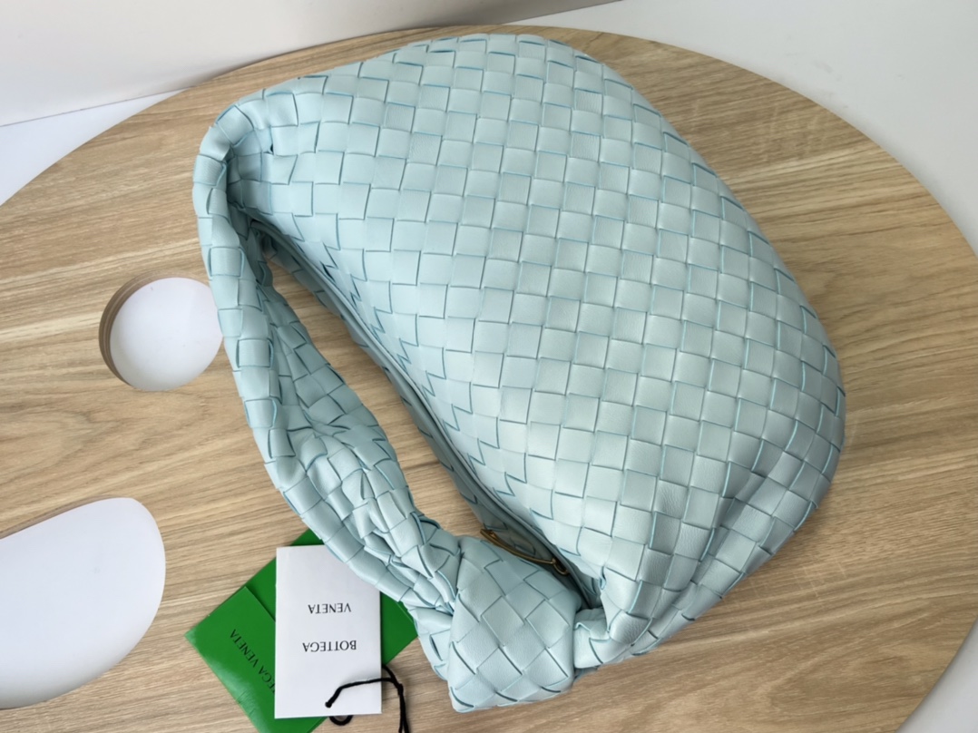 Bottega Veneta Batch 980 JODIE large size comes out ~ 690225. It is much more practical than the small size. The shape is still fashionable and g