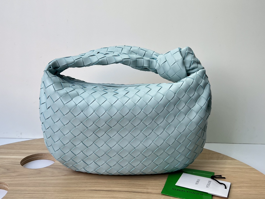 Bottega Veneta Batch 980 JODIE large size comes out ~ 690225. It is much more practical than the small size. The shape is still fashionable and g