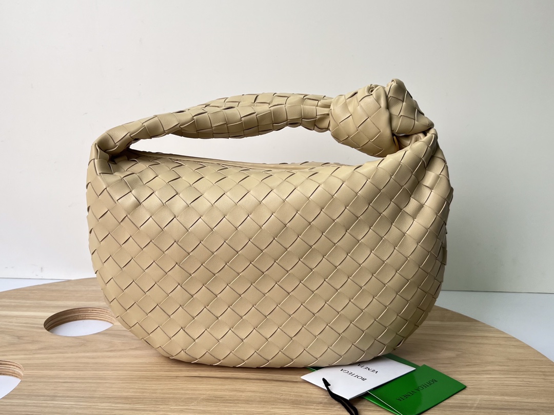 Bottega Veneta Batch 980 JODIE large size comes out ~ 690225. It is much more practical than the small size. The shape is still fashionable and g