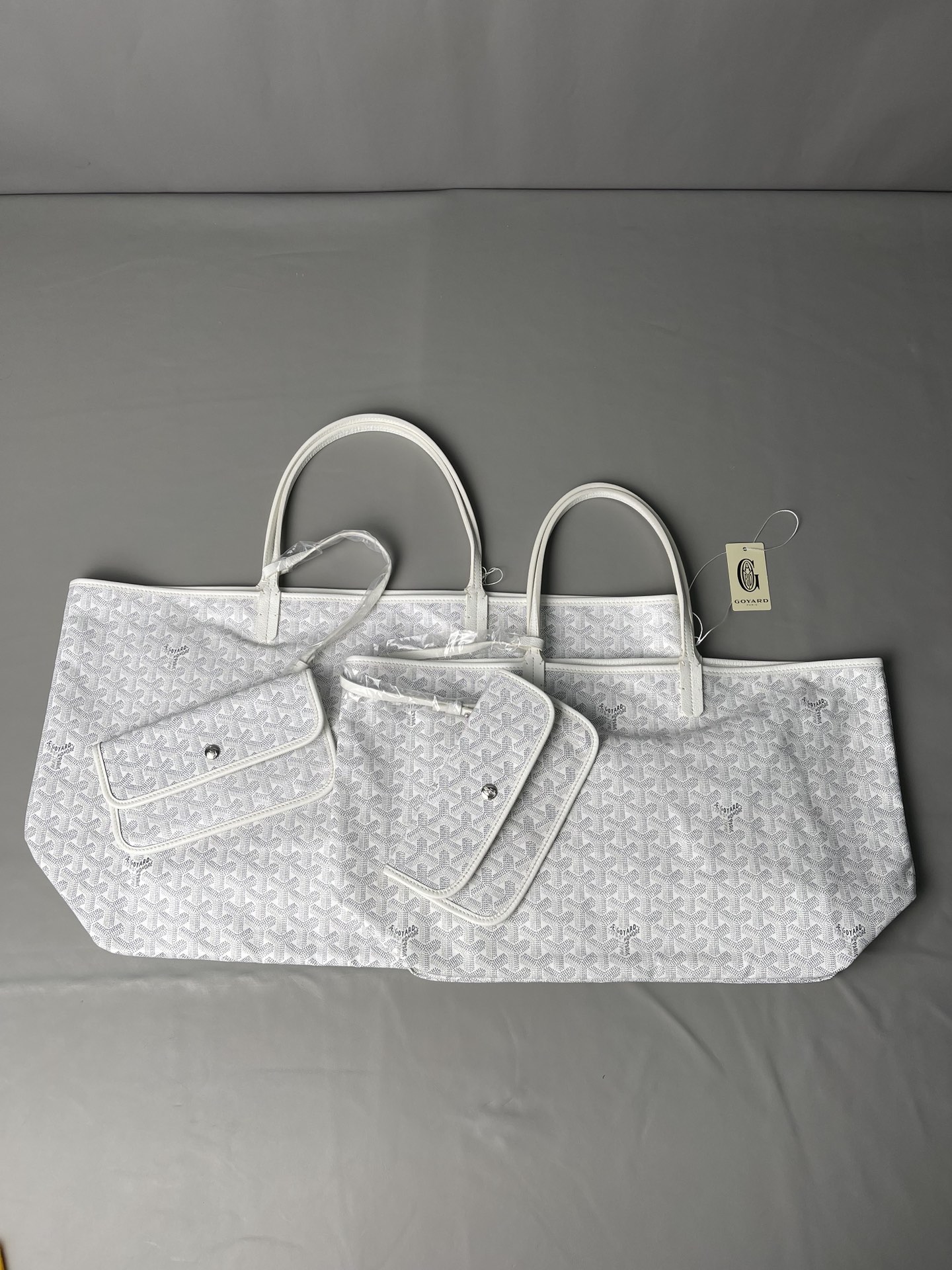 💰大号500 中号480 Goyard 狗牙经典购物袋
白色大/中
大号 底40x16 高33
中号 底35x16 高27
包装】防尘袋 说明书
柜子基础色大号13690,中号8470 ,彩色+++。
专为深爱’狗牙’人群打造,懂货的毫不犹豫就入手。看图细节,每款每色烙印正确编码,跟版一针一线,必须配真皮,绝不马虎!
面料技术再次升级。高密天然雨露棉布,环保技术不漂白,保留自然胚布原色,私家跟版研制的印刷技术,采用进口环保颜料。手感、颜色与柜子几乎没有差别。面料方面O例反应变色、掉色、味道刺鼻、热粘手、冷开裂等问题。老客户回购率百分百。
⚠️不影响二次销售的情况下
七天内可以无理由退换 运费自理