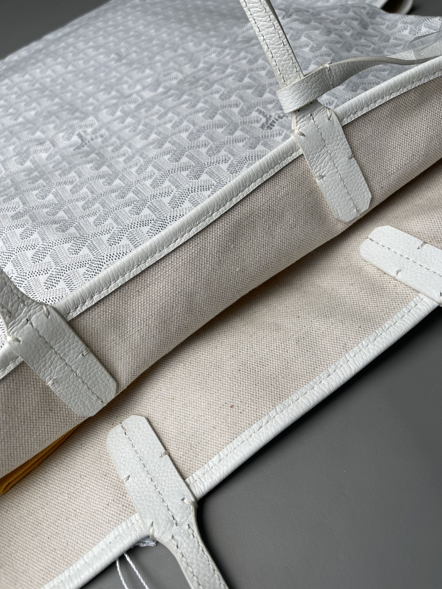 💰大号500 中号480 Goyard 狗牙经典购物袋
白色大/中
大号 底40x16 高33
中号 底35x16 高27
包装】防尘袋 说明书
柜子基础色大号13690,中号8470 ,彩色+++。
专为深爱’狗牙’人群打造,懂货的毫不犹豫就入手。看图细节,每款每色烙印正确编码,跟版一针一线,必须配真皮,绝不马虎!
面料技术再次升级。高密天然雨露棉布,环保技术不漂白,保留自然胚布原色,私家跟版研制的印刷技术,采用进口环保颜料。手感、颜色与柜子几乎没有差别。面料方面O例反应变色、掉色、味道刺鼻、热粘手、冷开裂等问题。老客户回购率百分百。
⚠️不影响二次销售的情况下
七天内可以无理由退换 运费自理