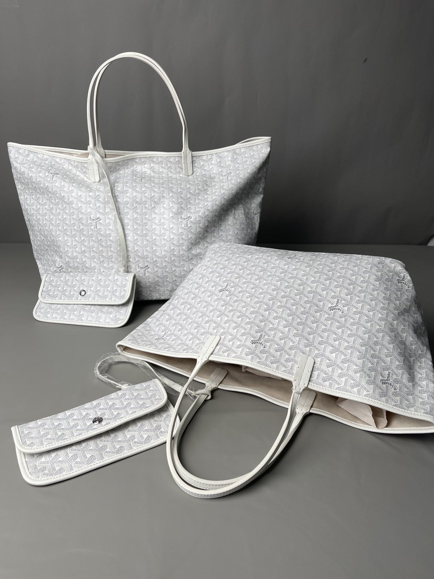 💰大号500 中号480 Goyard 狗牙经典购物袋
白色大/中
大号 底40x16 高33
中号 底35x16 高27
包装】防尘袋 说明书
柜子基础色大号13690,中号8470 ,彩色+++。
专为深爱’狗牙’人群打造,懂货的毫不犹豫就入手。看图细节,每款每色烙印正确编码,跟版一针一线,必须配真皮,绝不马虎!
面料技术再次升级。高密天然雨露棉布,环保技术不漂白,保留自然胚布原色,私家跟版研制的印刷技术,采用进口环保颜料。手感、颜色与柜子几乎没有差别。面料方面O例反应变色、掉色、味道刺鼻、热粘手、冷开裂等问题。老客户回购率百分百。
⚠️不影响二次销售的情况下
七天内可以无理由退换 运费自理