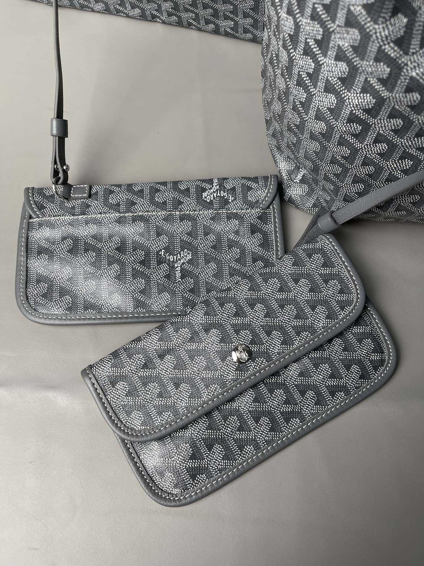 💰大号500 中号480 Goyard 狗牙经典购物袋
灰色大/中
大号 底40x16 高33
中号 底35x16 高27
包装】防尘袋 说明书
柜子基础色大号13690,中号8470 ,彩色+++。
专为深爱’狗牙’人群打造,懂货的毫不犹豫就入手。看图细节,每款每色烙印正确编码,跟版一针一线,必须配真皮,绝不马虎!
面料技术再次升级。高密天然雨露棉布,环保技术不漂白,保留自然胚布原色,私家跟版研制的印刷技术,采用进口环保颜料。手感、颜色与柜子几乎没有差别。面料方面O例反应变色、掉色、味道刺鼻、热粘手、冷开裂等问题。老客户回购率百分百。
⚠️不影响二次销售的情况下
七天内可以无理由退换 运费自理
