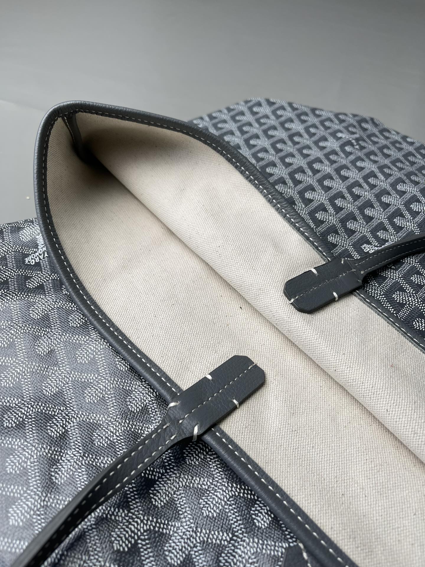 💰大号500 中号480 Goyard 狗牙经典购物袋
灰色大/中
大号 底40x16 高33
中号 底35x16 高27
包装】防尘袋 说明书
柜子基础色大号13690,中号8470 ,彩色+++。
专为深爱’狗牙’人群打造,懂货的毫不犹豫就入手。看图细节,每款每色烙印正确编码,跟版一针一线,必须配真皮,绝不马虎!
面料技术再次升级。高密天然雨露棉布,环保技术不漂白,保留自然胚布原色,私家跟版研制的印刷技术,采用进口环保颜料。手感、颜色与柜子几乎没有差别。面料方面O例反应变色、掉色、味道刺鼻、热粘手、冷开裂等问题。老客户回购率百分百。
⚠️不影响二次销售的情况下
七天内可以无理由退换 运费自理