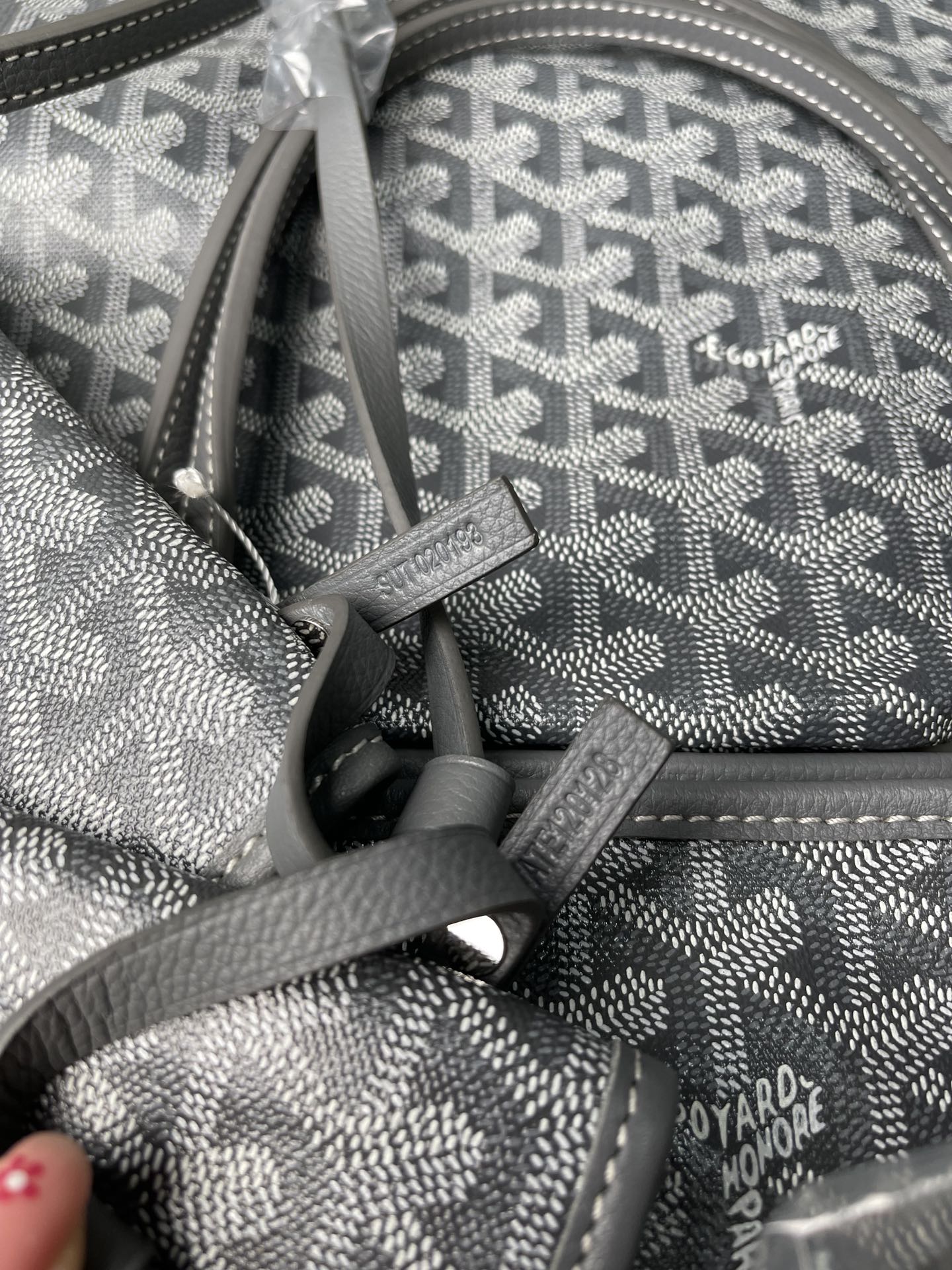 💰大号500 中号480 Goyard 狗牙经典购物袋
灰色大/中
大号 底40x16 高33
中号 底35x16 高27
包装】防尘袋 说明书
柜子基础色大号13690,中号8470 ,彩色+++。
专为深爱’狗牙’人群打造,懂货的毫不犹豫就入手。看图细节,每款每色烙印正确编码,跟版一针一线,必须配真皮,绝不马虎!
面料技术再次升级。高密天然雨露棉布,环保技术不漂白,保留自然胚布原色,私家跟版研制的印刷技术,采用进口环保颜料。手感、颜色与柜子几乎没有差别。面料方面O例反应变色、掉色、味道刺鼻、热粘手、冷开裂等问题。老客户回购率百分百。
⚠️不影响二次销售的情况下
七天内可以无理由退换 运费自理