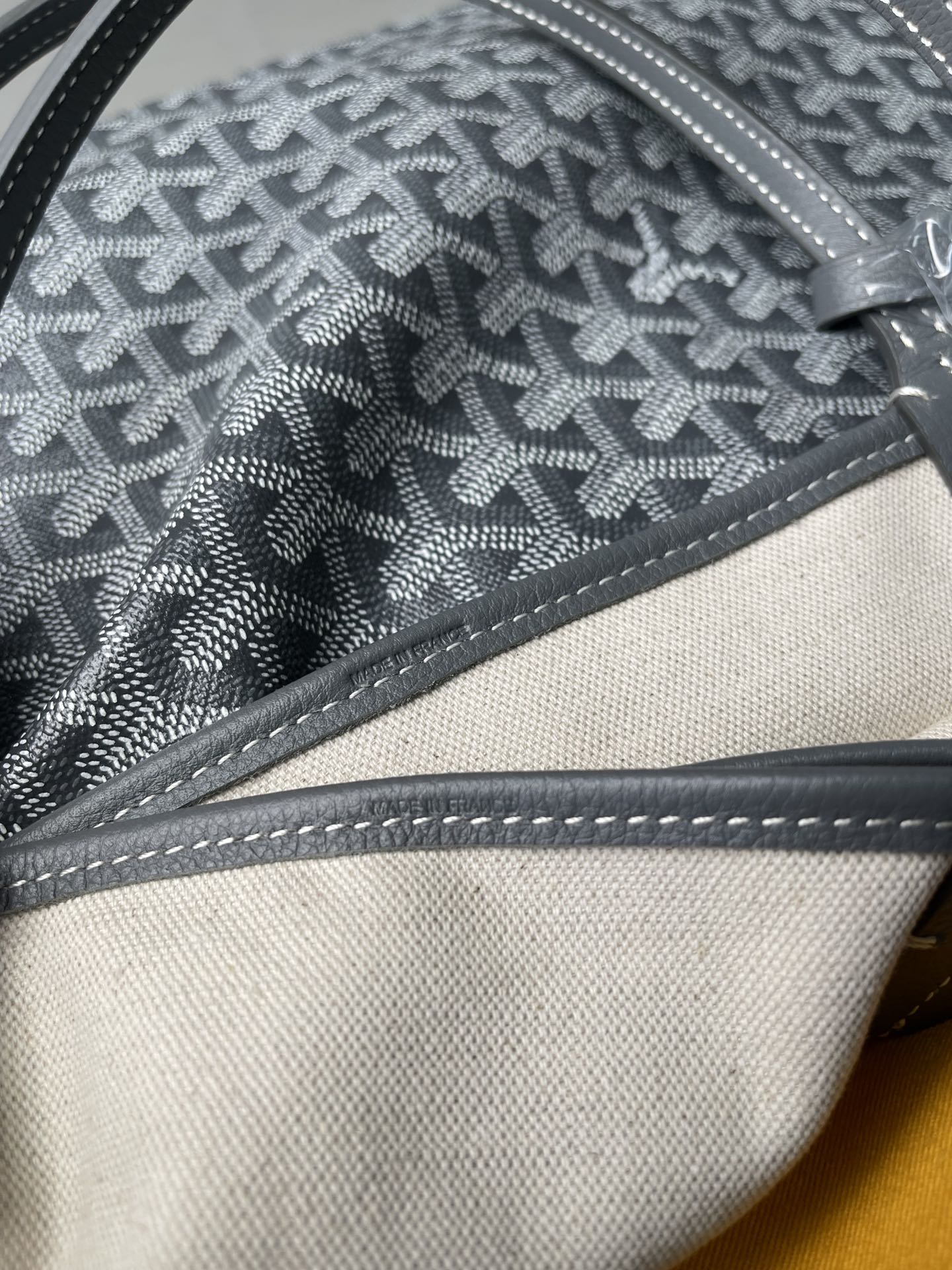 💰大号500 中号480 Goyard 狗牙经典购物袋
灰色大/中
大号 底40x16 高33
中号 底35x16 高27
包装】防尘袋 说明书
柜子基础色大号13690,中号8470 ,彩色+++。
专为深爱’狗牙’人群打造,懂货的毫不犹豫就入手。看图细节,每款每色烙印正确编码,跟版一针一线,必须配真皮,绝不马虎!
面料技术再次升级。高密天然雨露棉布,环保技术不漂白,保留自然胚布原色,私家跟版研制的印刷技术,采用进口环保颜料。手感、颜色与柜子几乎没有差别。面料方面O例反应变色、掉色、味道刺鼻、热粘手、冷开裂等问题。老客户回购率百分百。
⚠️不影响二次销售的情况下
七天内可以无理由退换 运费自理