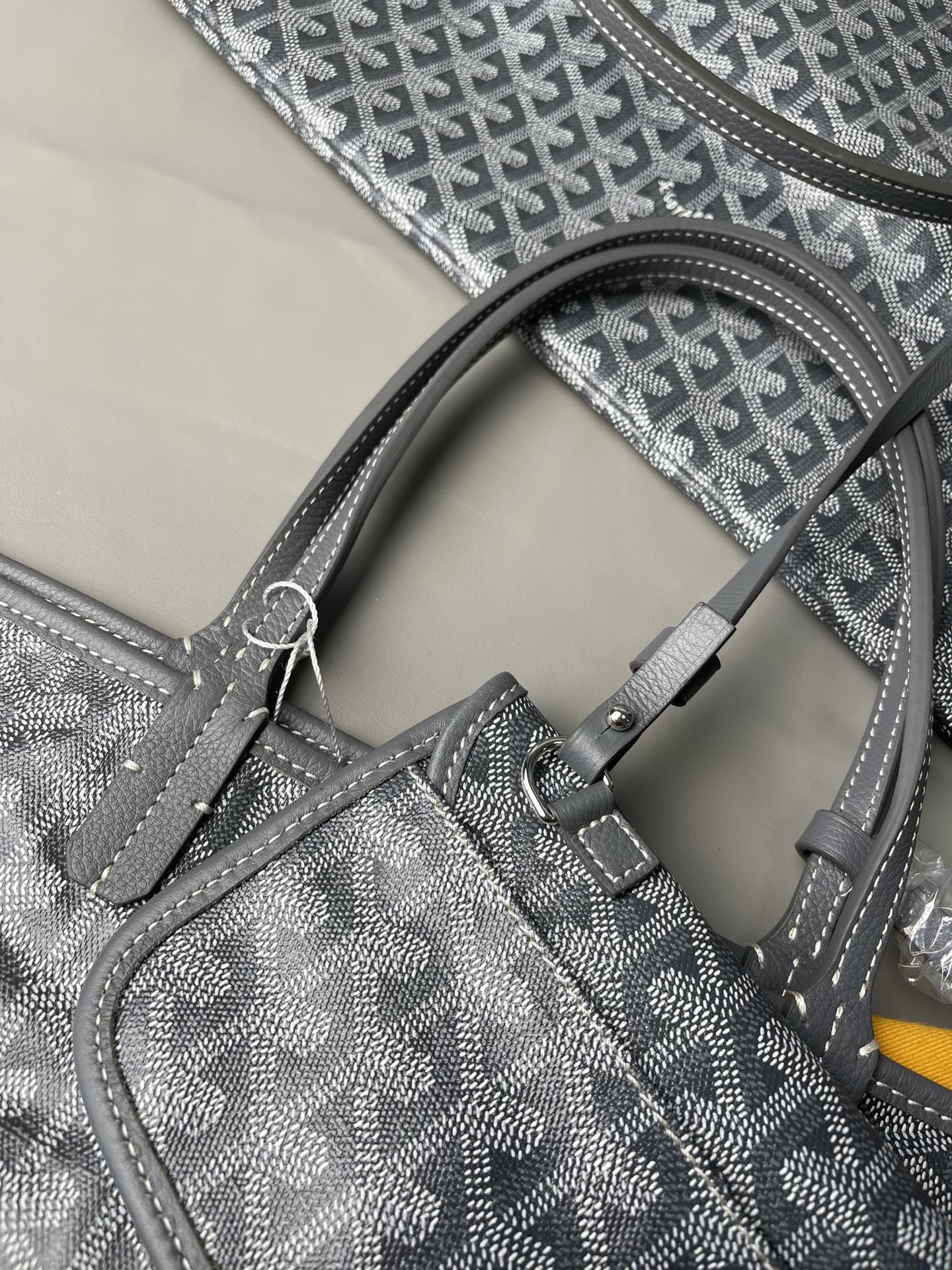 💰大号500 中号480 Goyard 狗牙经典购物袋
灰色大/中
大号 底40x16 高33
中号 底35x16 高27
包装】防尘袋 说明书
柜子基础色大号13690,中号8470 ,彩色+++。
专为深爱’狗牙’人群打造,懂货的毫不犹豫就入手。看图细节,每款每色烙印正确编码,跟版一针一线,必须配真皮,绝不马虎!
面料技术再次升级。高密天然雨露棉布,环保技术不漂白,保留自然胚布原色,私家跟版研制的印刷技术,采用进口环保颜料。手感、颜色与柜子几乎没有差别。面料方面O例反应变色、掉色、味道刺鼻、热粘手、冷开裂等问题。老客户回购率百分百。
⚠️不影响二次销售的情况下
七天内可以无理由退换 运费自理