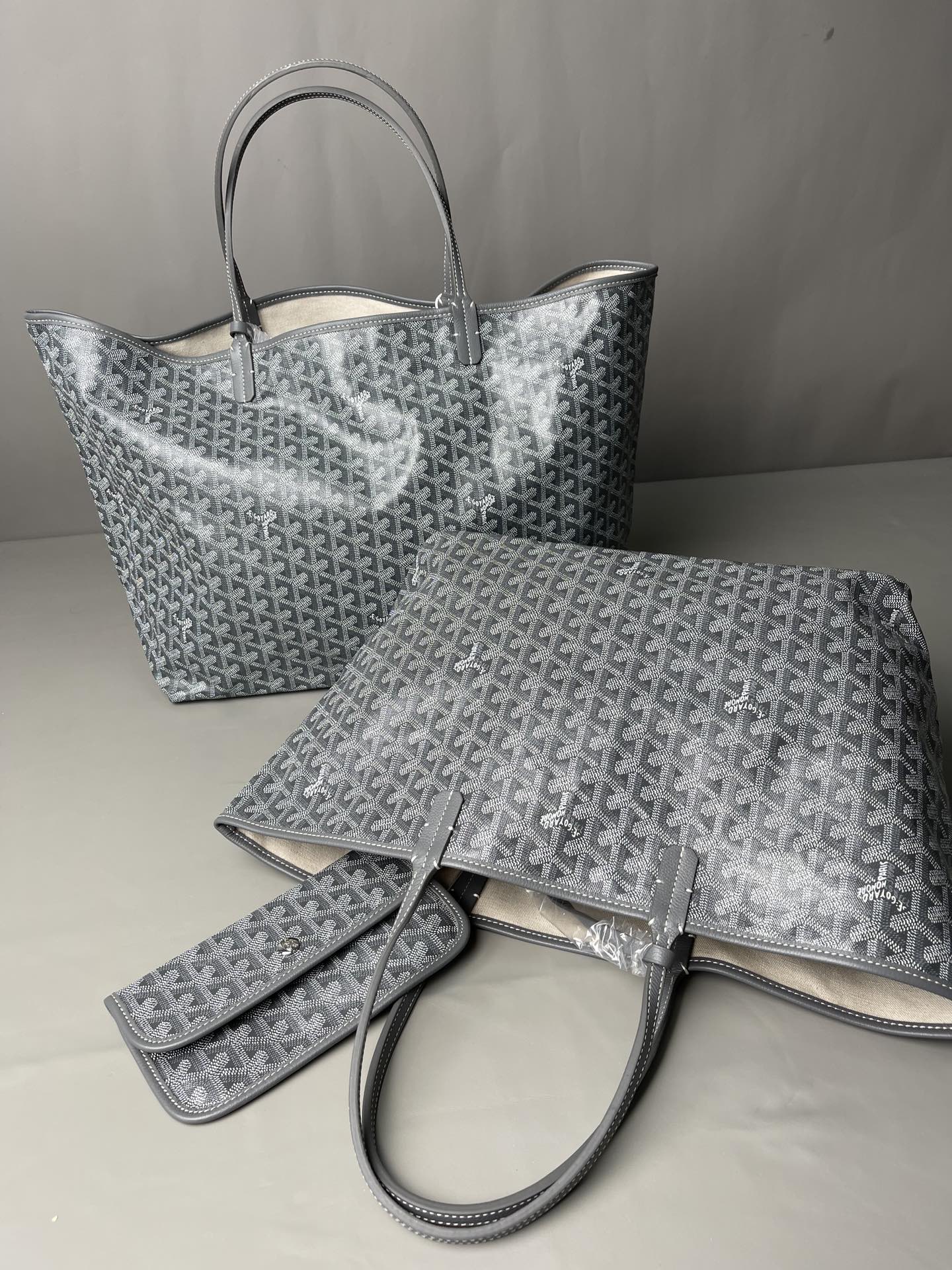 💰大号500 中号480 Goyard 狗牙经典购物袋
灰色大/中
大号 底40x16 高33
中号 底35x16 高27
包装】防尘袋 说明书
柜子基础色大号13690,中号8470 ,彩色+++。
专为深爱’狗牙’人群打造,懂货的毫不犹豫就入手。看图细节,每款每色烙印正确编码,跟版一针一线,必须配真皮,绝不马虎!
面料技术再次升级。高密天然雨露棉布,环保技术不漂白,保留自然胚布原色,私家跟版研制的印刷技术,采用进口环保颜料。手感、颜色与柜子几乎没有差别。面料方面O例反应变色、掉色、味道刺鼻、热粘手、冷开裂等问题。老客户回购率百分百。
⚠️不影响二次销售的情况下
七天内可以无理由退换 运费自理