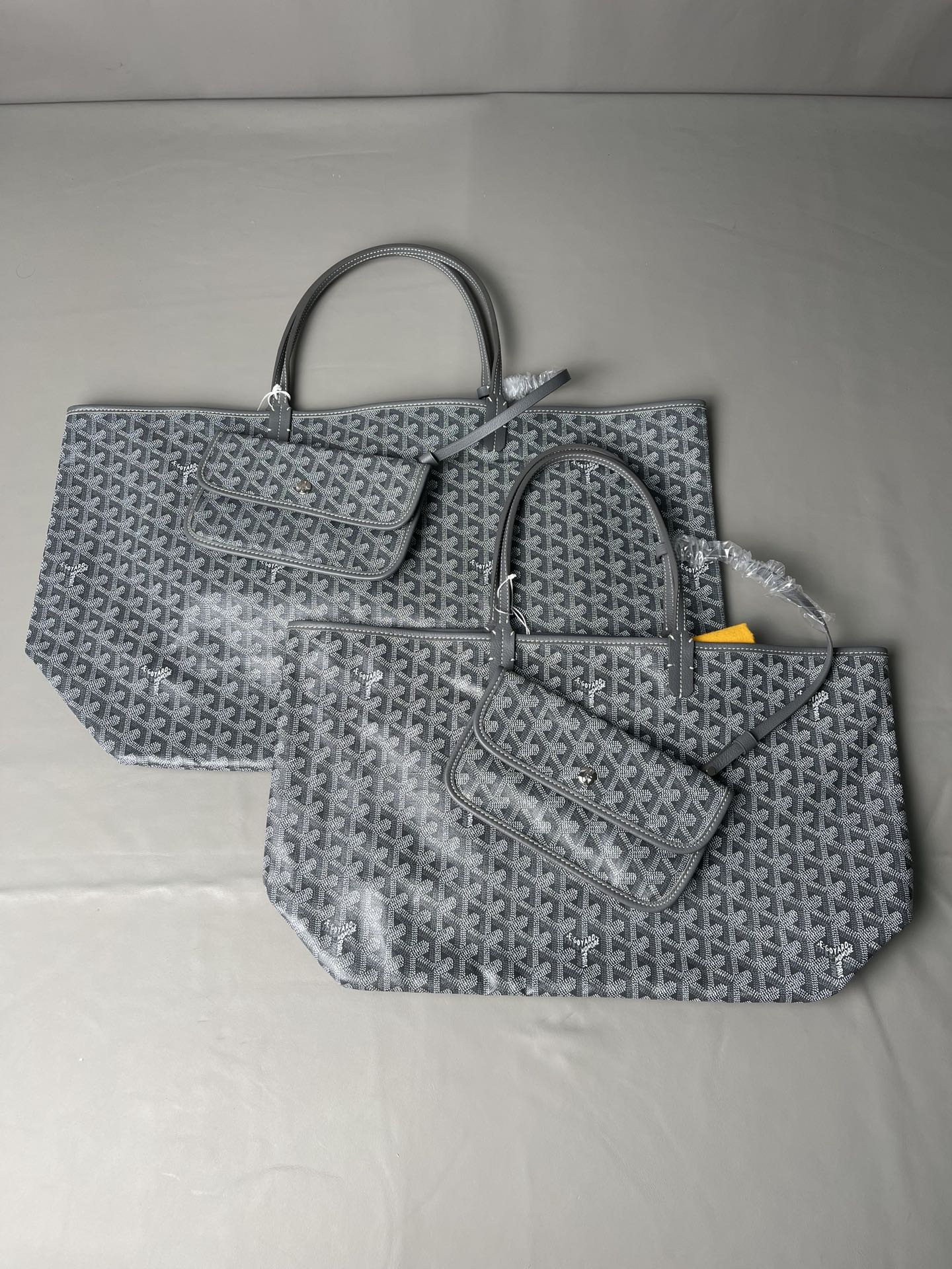 💰大号500 中号480 Goyard 狗牙经典购物袋
灰色大/中
大号 底40x16 高33
中号 底35x16 高27
包装】防尘袋 说明书
柜子基础色大号13690,中号8470 ,彩色+++。
专为深爱’狗牙’人群打造,懂货的毫不犹豫就入手。看图细节,每款每色烙印正确编码,跟版一针一线,必须配真皮,绝不马虎!
面料技术再次升级。高密天然雨露棉布,环保技术不漂白,保留自然胚布原色,私家跟版研制的印刷技术,采用进口环保颜料。手感、颜色与柜子几乎没有差别。面料方面O例反应变色、掉色、味道刺鼻、热粘手、冷开裂等问题。老客户回购率百分百。
⚠️不影响二次销售的情况下
七天内可以无理由退换 运费自理