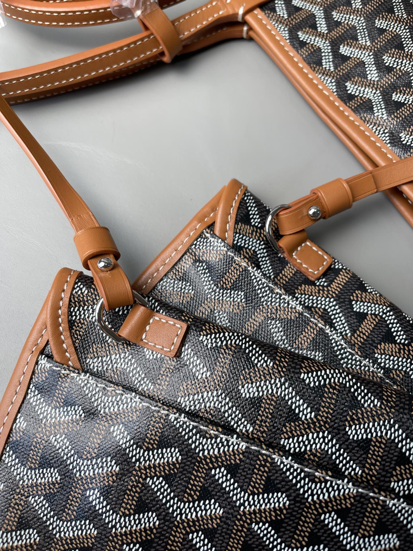 💰大号500 中号480 Goyard 狗牙经典购物袋
棕色大/中
大号 底40x16 高33
中号 底35x16 高27
包装】防尘袋 说明书
柜子基础色大号13690,中号8470 ,彩色+++。
专为深爱’狗牙’人群打造,懂货的毫不犹豫就入手。看图细节,每款每色烙印正确编码,跟版一针一线,必须配真皮,绝不马虎!
面料技术再次升级。高密天然雨露棉布,环保技术不漂白,保留自然胚布原色,私家跟版研制的印刷技术,采用进口环保颜料。手感、颜色与柜子几乎没有差别。面料方面O例反应变色、掉色、味道刺鼻、热粘手、冷开裂等问题。老客户回购率百分百。
⚠️不影响二次销售的情况下
七天内可以无理由退换 运费自理