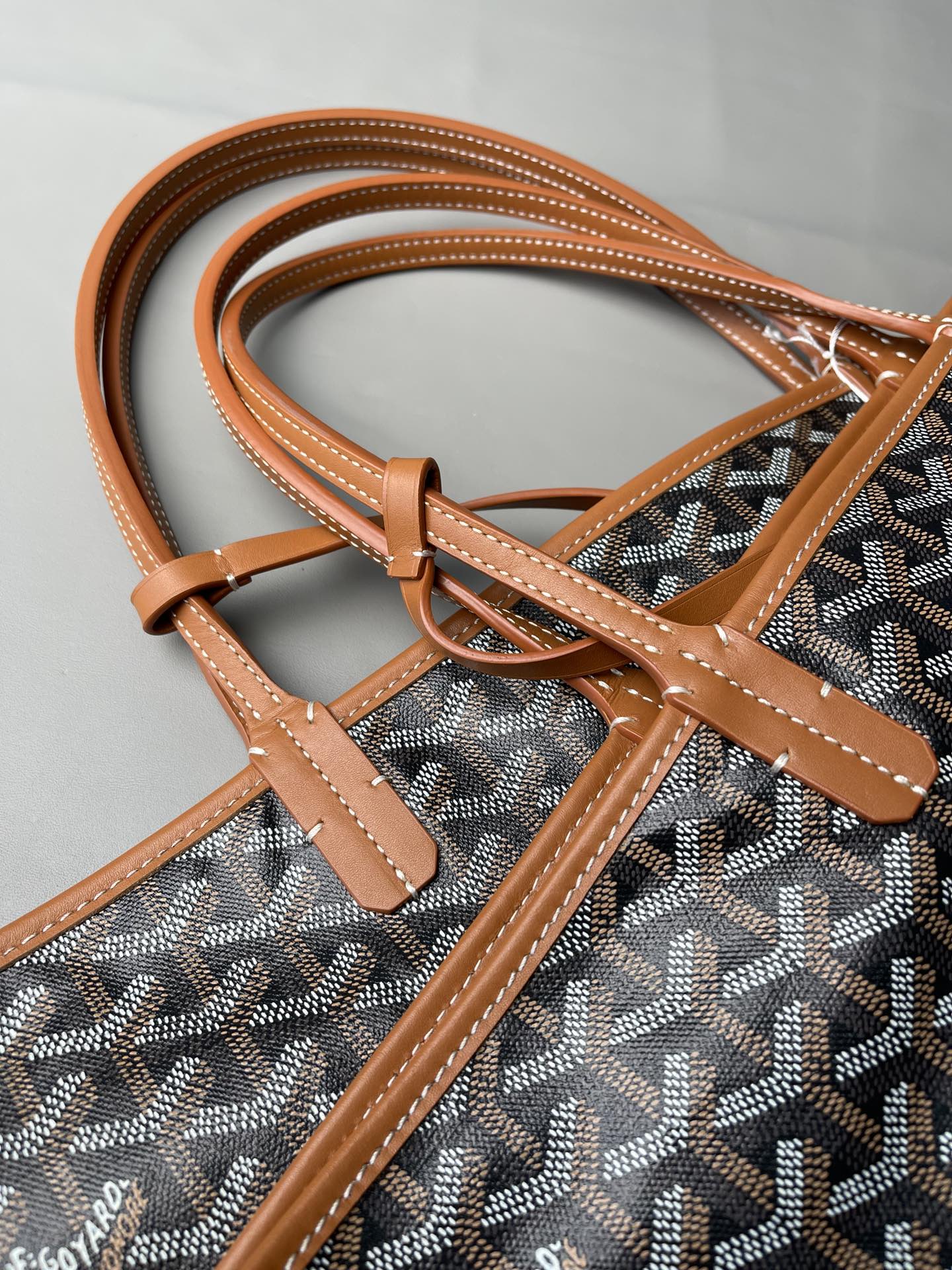 💰大号500 中号480 Goyard 狗牙经典购物袋
棕色大/中
大号 底40x16 高33
中号 底35x16 高27
包装】防尘袋 说明书
柜子基础色大号13690,中号8470 ,彩色+++。
专为深爱’狗牙’人群打造,懂货的毫不犹豫就入手。看图细节,每款每色烙印正确编码,跟版一针一线,必须配真皮,绝不马虎!
面料技术再次升级。高密天然雨露棉布,环保技术不漂白,保留自然胚布原色,私家跟版研制的印刷技术,采用进口环保颜料。手感、颜色与柜子几乎没有差别。面料方面O例反应变色、掉色、味道刺鼻、热粘手、冷开裂等问题。老客户回购率百分百。
⚠️不影响二次销售的情况下
七天内可以无理由退换 运费自理