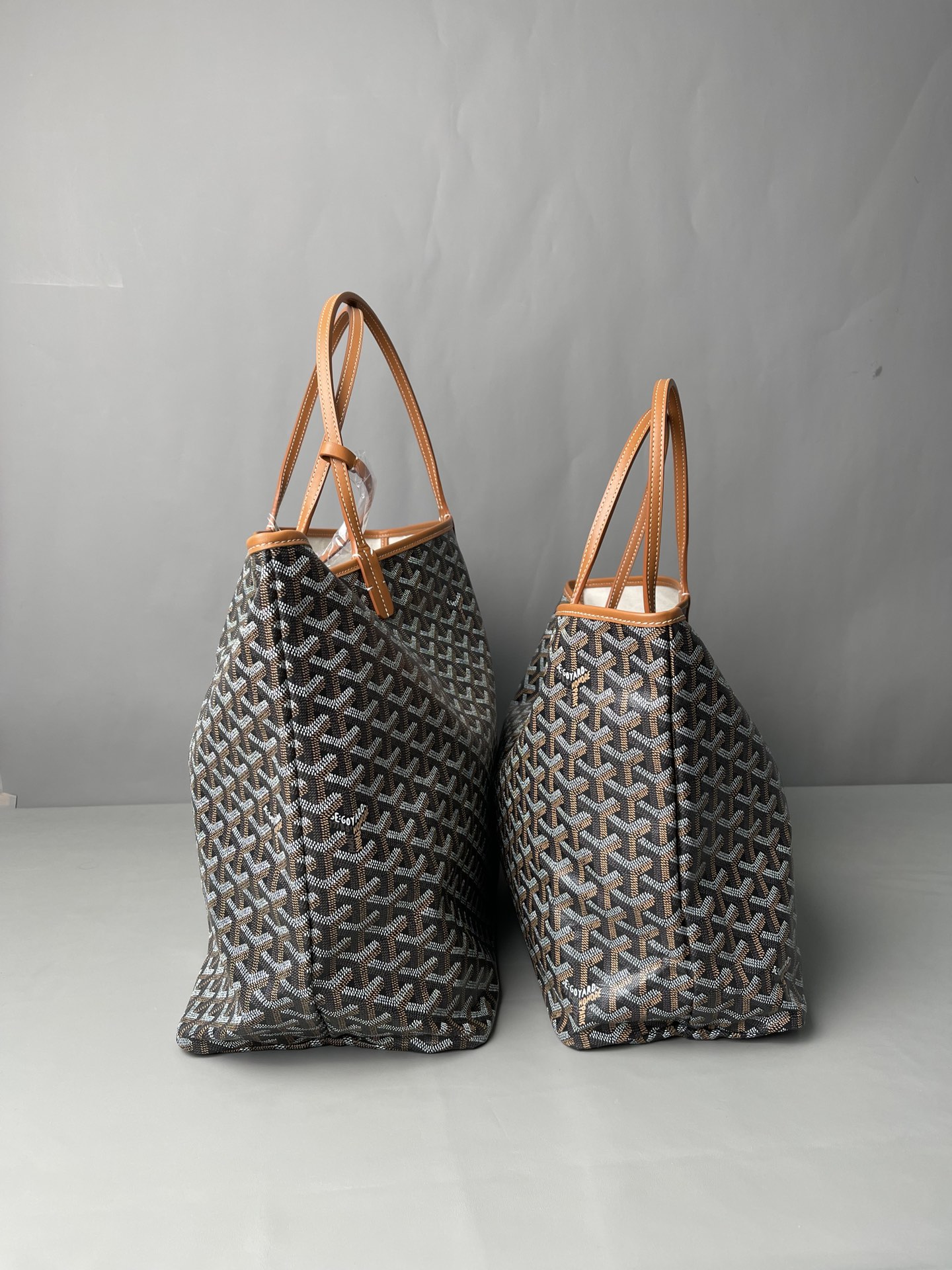 💰大号500 中号480 Goyard 狗牙经典购物袋
棕色大/中
大号 底40x16 高33
中号 底35x16 高27
包装】防尘袋 说明书
柜子基础色大号13690,中号8470 ,彩色+++。
专为深爱’狗牙’人群打造,懂货的毫不犹豫就入手。看图细节,每款每色烙印正确编码,跟版一针一线,必须配真皮,绝不马虎!
面料技术再次升级。高密天然雨露棉布,环保技术不漂白,保留自然胚布原色,私家跟版研制的印刷技术,采用进口环保颜料。手感、颜色与柜子几乎没有差别。面料方面O例反应变色、掉色、味道刺鼻、热粘手、冷开裂等问题。老客户回购率百分百。
⚠️不影响二次销售的情况下
七天内可以无理由退换 运费自理