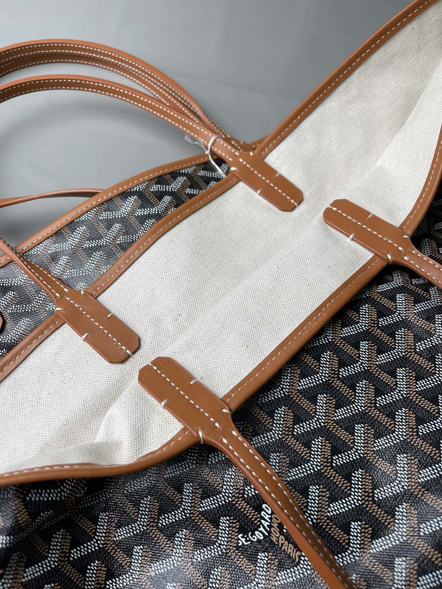 💰大号500 中号480 Goyard 狗牙经典购物袋
棕色大/中
大号 底40x16 高33
中号 底35x16 高27
包装】防尘袋 说明书
柜子基础色大号13690,中号8470 ,彩色+++。
专为深爱’狗牙’人群打造,懂货的毫不犹豫就入手。看图细节,每款每色烙印正确编码,跟版一针一线,必须配真皮,绝不马虎!
面料技术再次升级。高密天然雨露棉布,环保技术不漂白,保留自然胚布原色,私家跟版研制的印刷技术,采用进口环保颜料。手感、颜色与柜子几乎没有差别。面料方面O例反应变色、掉色、味道刺鼻、热粘手、冷开裂等问题。老客户回购率百分百。
⚠️不影响二次销售的情况下
七天内可以无理由退换 运费自理