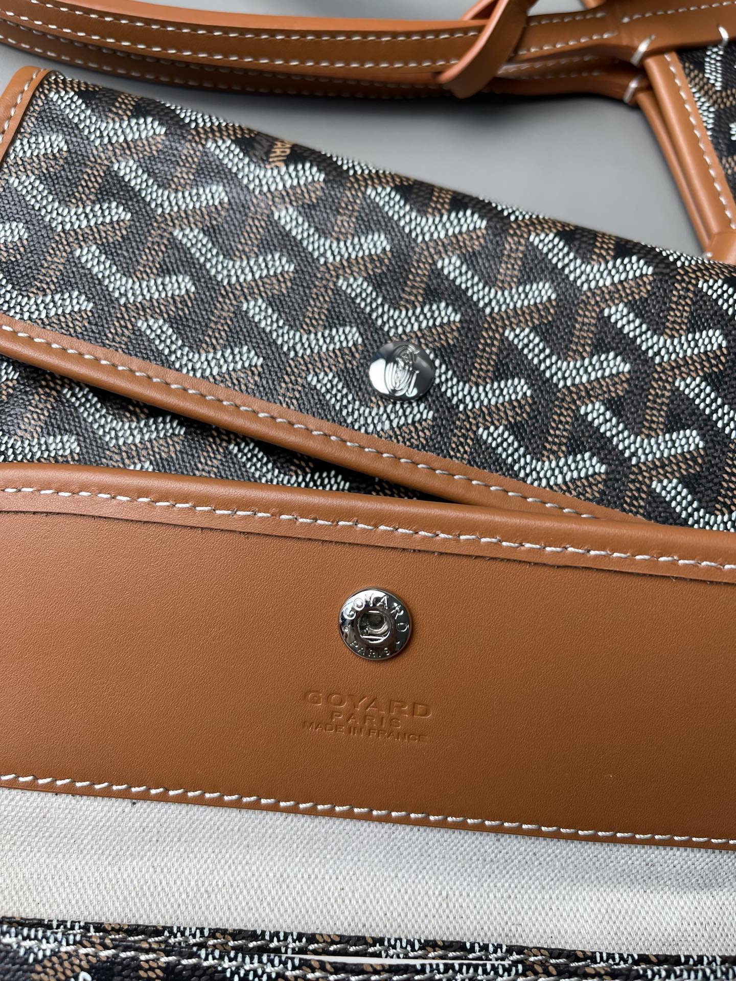 💰大号500 中号480 Goyard 狗牙经典购物袋
棕色大/中
大号 底40x16 高33
中号 底35x16 高27
包装】防尘袋 说明书
柜子基础色大号13690,中号8470 ,彩色+++。
专为深爱’狗牙’人群打造,懂货的毫不犹豫就入手。看图细节,每款每色烙印正确编码,跟版一针一线,必须配真皮,绝不马虎!
面料技术再次升级。高密天然雨露棉布,环保技术不漂白,保留自然胚布原色,私家跟版研制的印刷技术,采用进口环保颜料。手感、颜色与柜子几乎没有差别。面料方面O例反应变色、掉色、味道刺鼻、热粘手、冷开裂等问题。老客户回购率百分百。
⚠️不影响二次销售的情况下
七天内可以无理由退换 运费自理