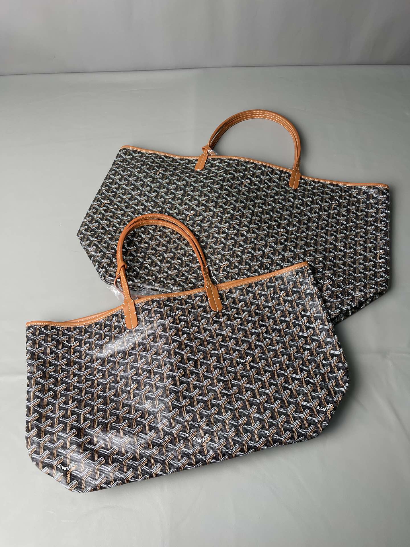 💰大号500 中号480 Goyard 狗牙经典购物袋
棕色大/中
大号 底40x16 高33
中号 底35x16 高27
包装】防尘袋 说明书
柜子基础色大号13690,中号8470 ,彩色+++。
专为深爱’狗牙’人群打造,懂货的毫不犹豫就入手。看图细节,每款每色烙印正确编码,跟版一针一线,必须配真皮,绝不马虎!
面料技术再次升级。高密天然雨露棉布,环保技术不漂白,保留自然胚布原色,私家跟版研制的印刷技术,采用进口环保颜料。手感、颜色与柜子几乎没有差别。面料方面O例反应变色、掉色、味道刺鼻、热粘手、冷开裂等问题。老客户回购率百分百。
⚠️不影响二次销售的情况下
七天内可以无理由退换 运费自理